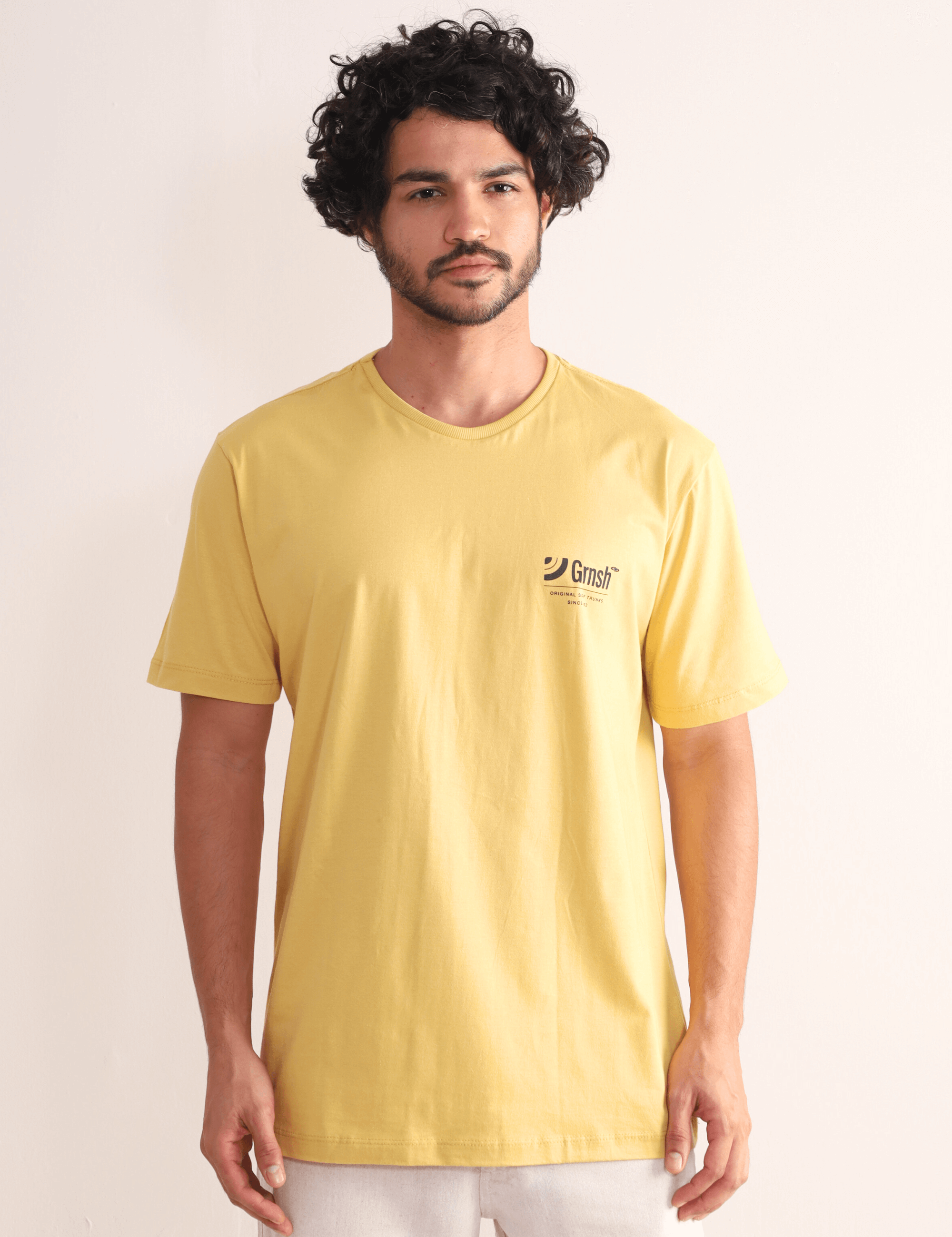 Camiseta Amarelo Escuro Greenish com estampa Surf Trunks, estilo litorâneo e conforto casual, ideal para qualquer ocasião.