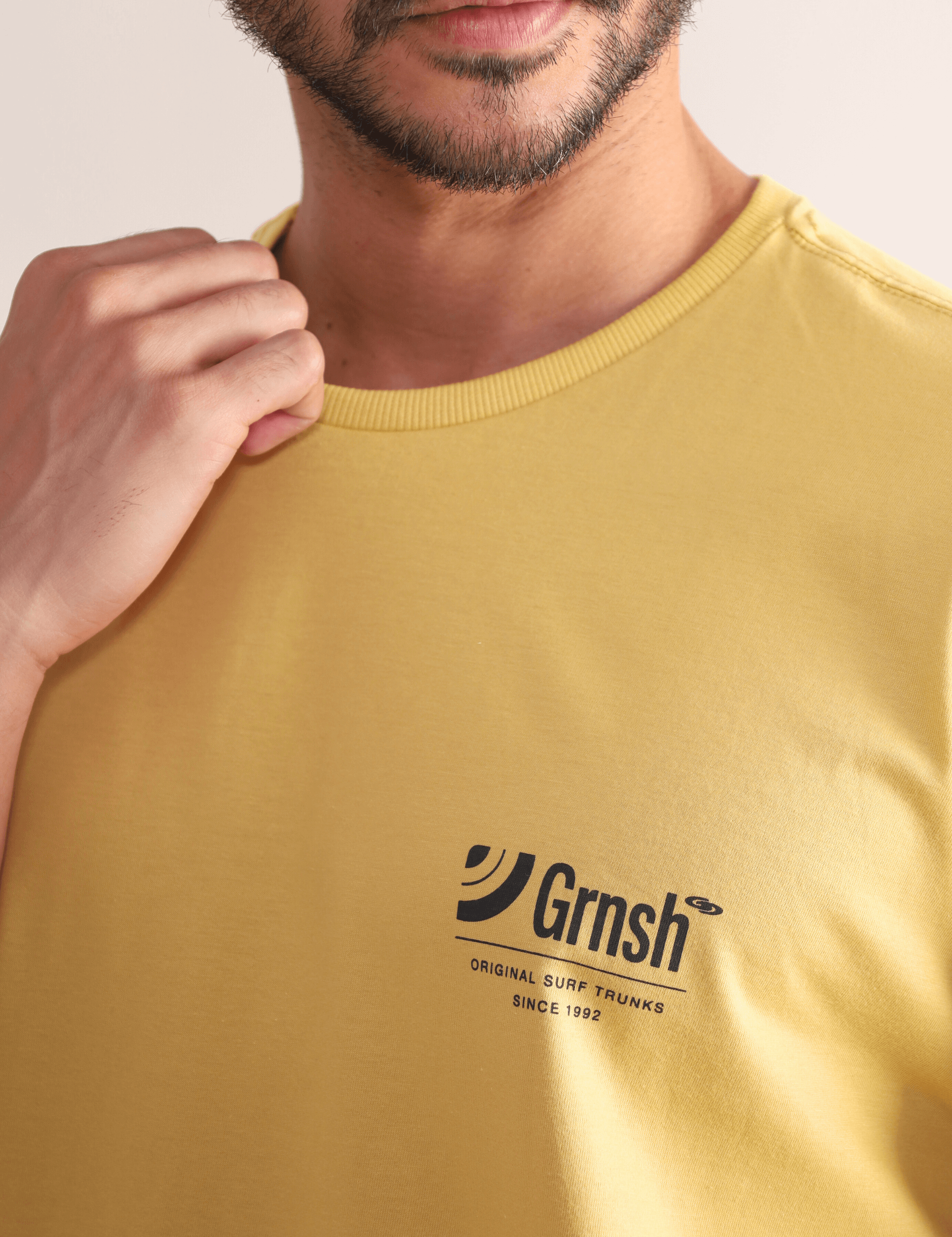 Camiseta Original Surf Trunks Serie I Amarelo Escuro da Greenish, com estampa inspirada no lifestyle litorâneo, estilo e conforto.