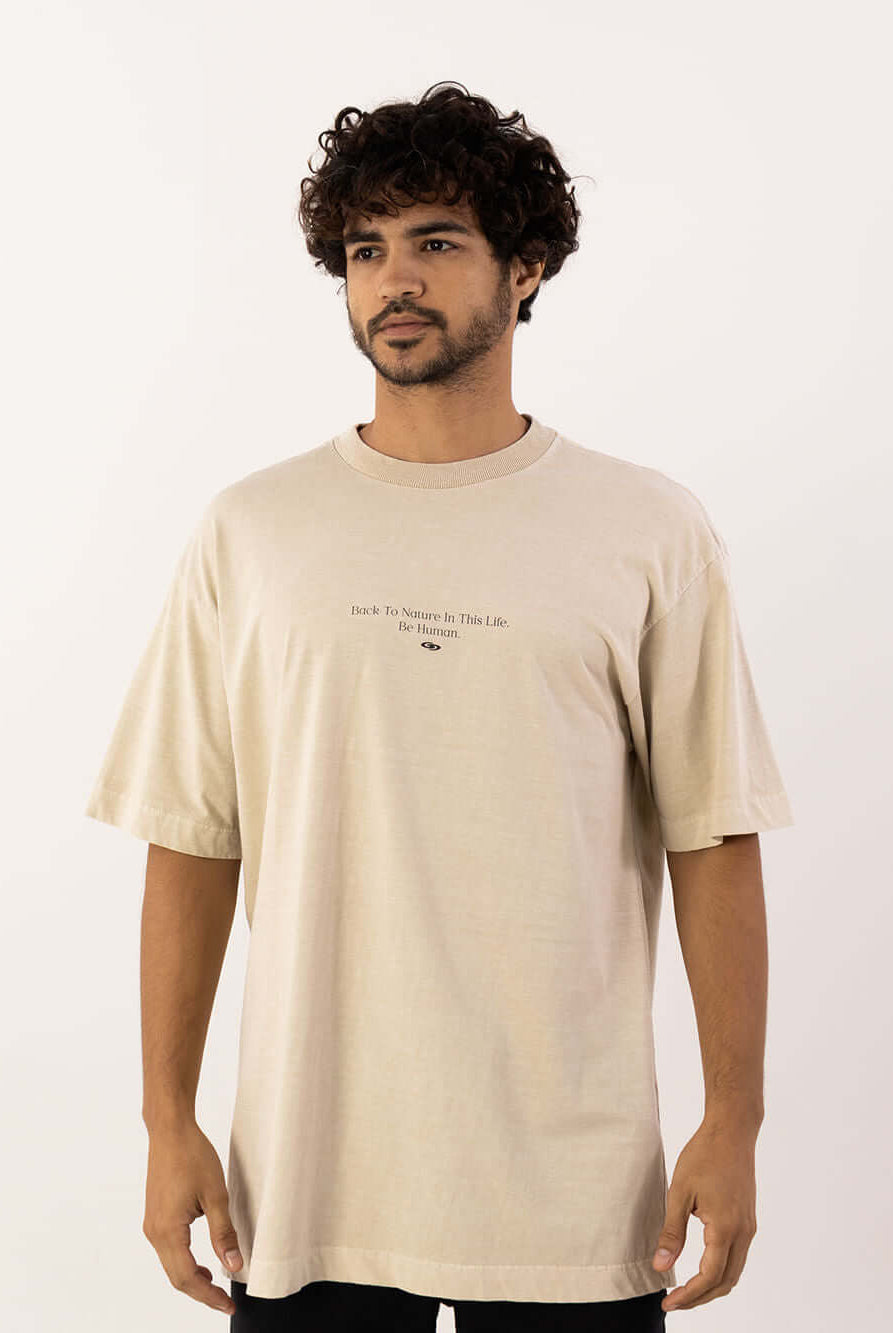 Camiseta oversized Greenish em tom areia, com estampa minimalista, ideal para o dia a dia.