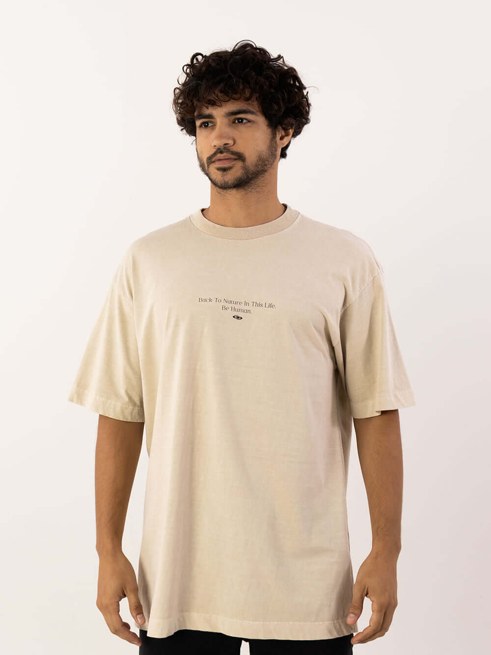 Camiseta oversized Greenish em tom areia, com estampa minimalista, ideal para o dia a dia.