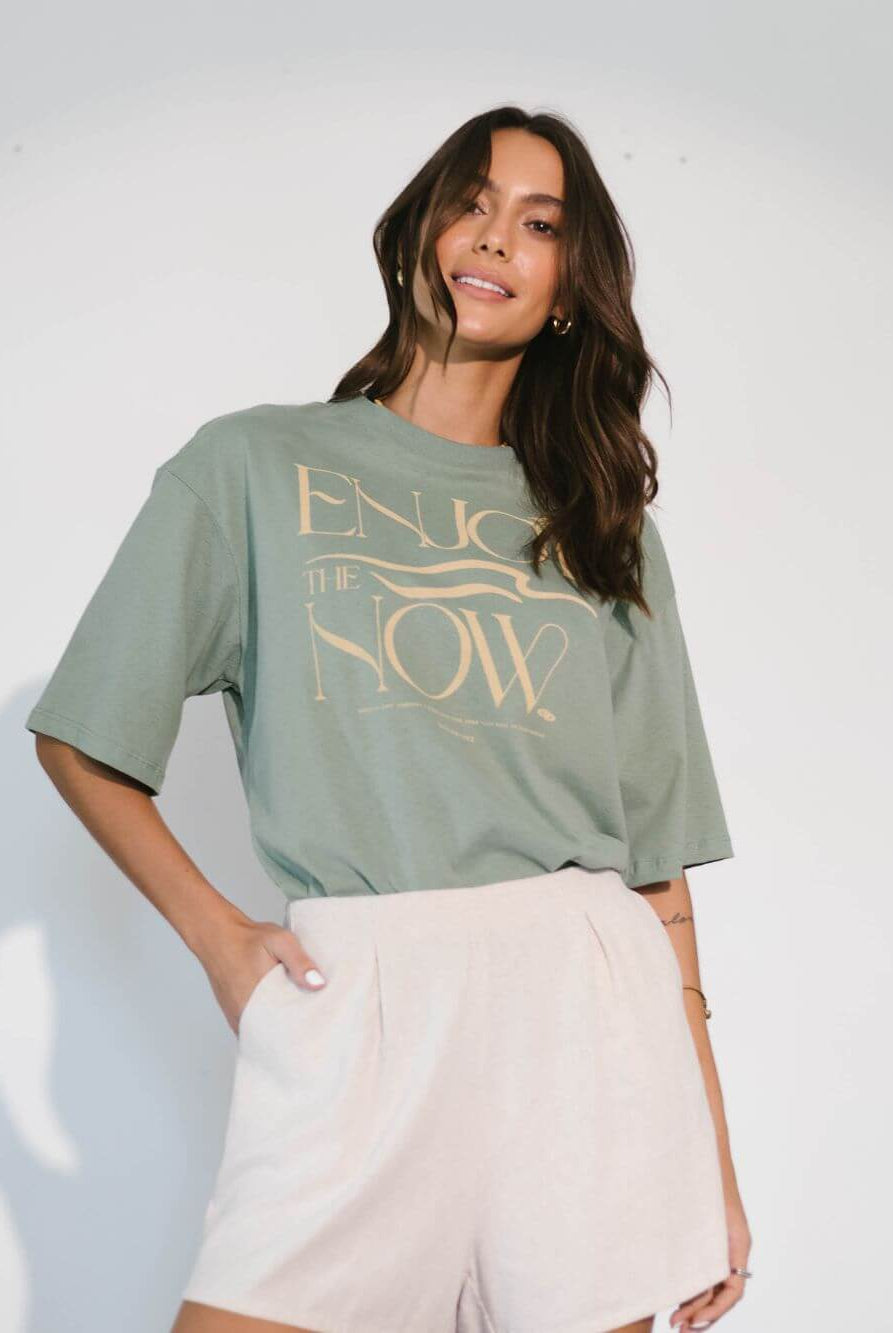 Camiseta oversized verde 'Enjoy The Now' da Greenish, estilo despojado e confortável para o dia a dia.