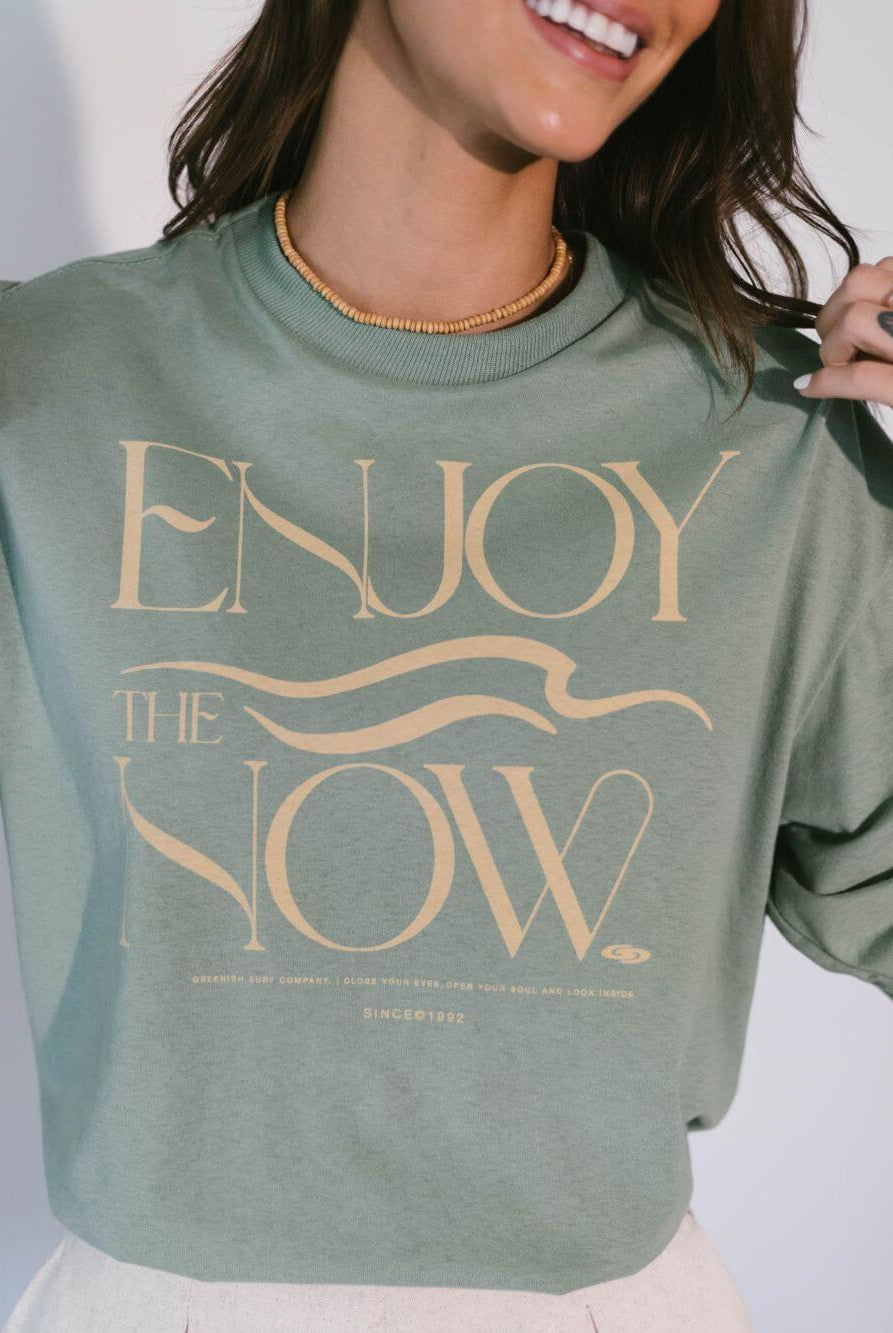 Camiseta oversized verde Enjoy The Now da Greenish, 100% algodão, look despojado e comfy, disponível na loja.
