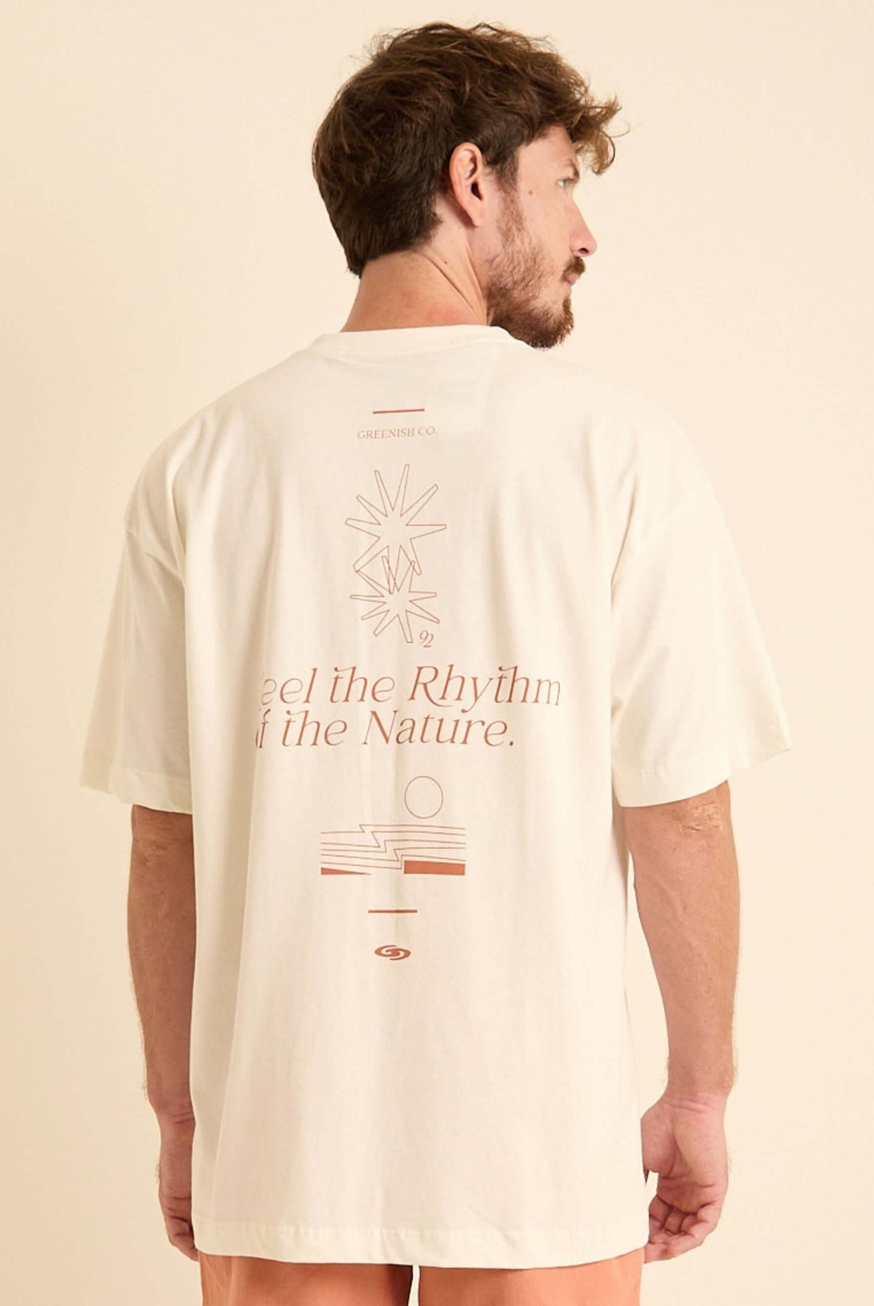 Camiseta oversized off white Feel The Rhythm da Greenish, confortável e leve, com estampa nas costas.