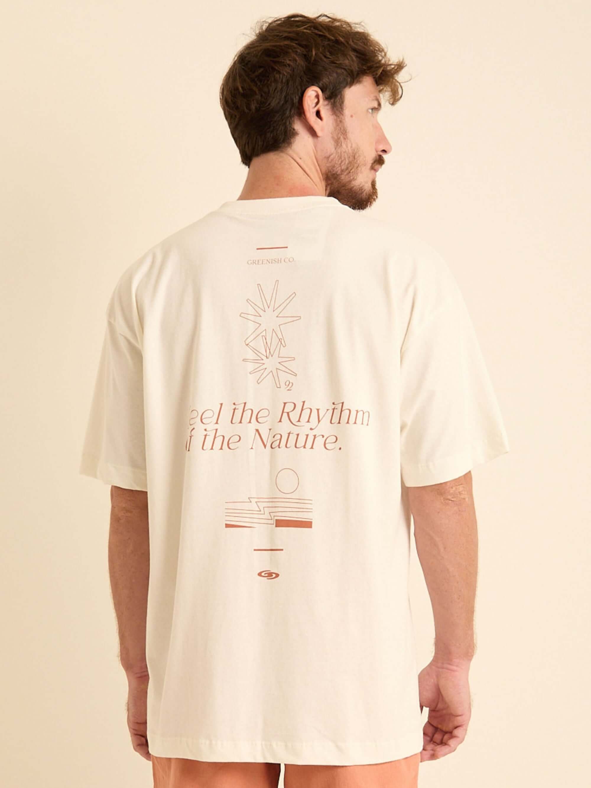 Camiseta oversized off white Feel The Rhythm da Greenish, confortável e leve, com estampa nas costas.