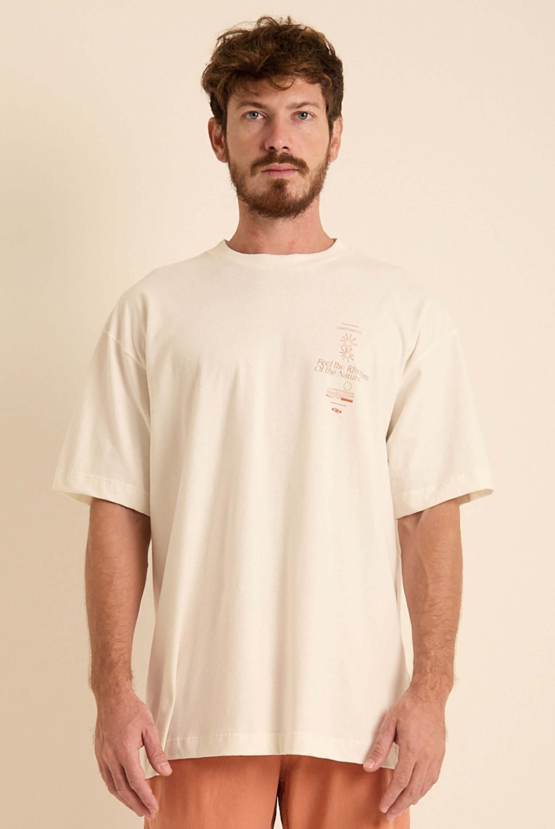 Camiseta oversized Feel The Rhythm da Greenish na cor off white, confeccionada em algodão para conforto diário.