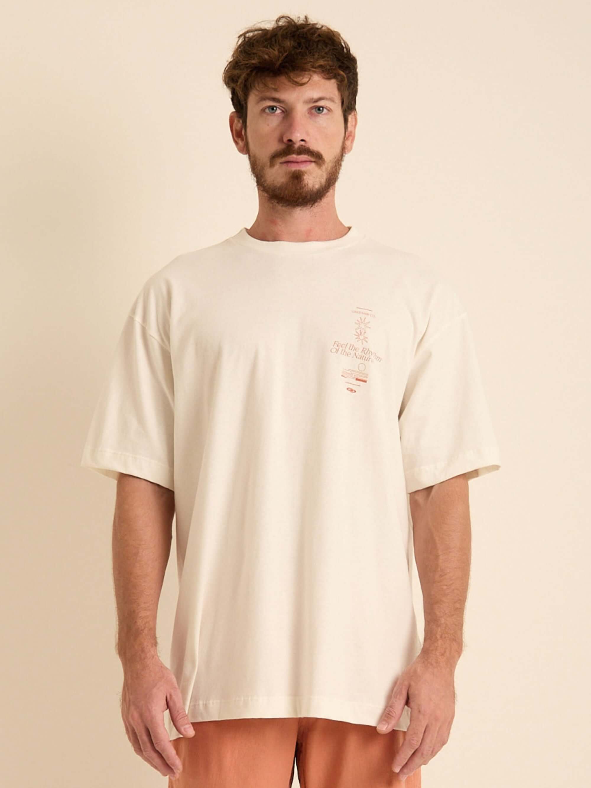 Camiseta oversized Feel The Rhythm da Greenish na cor off white, confeccionada em algodão para conforto diário.