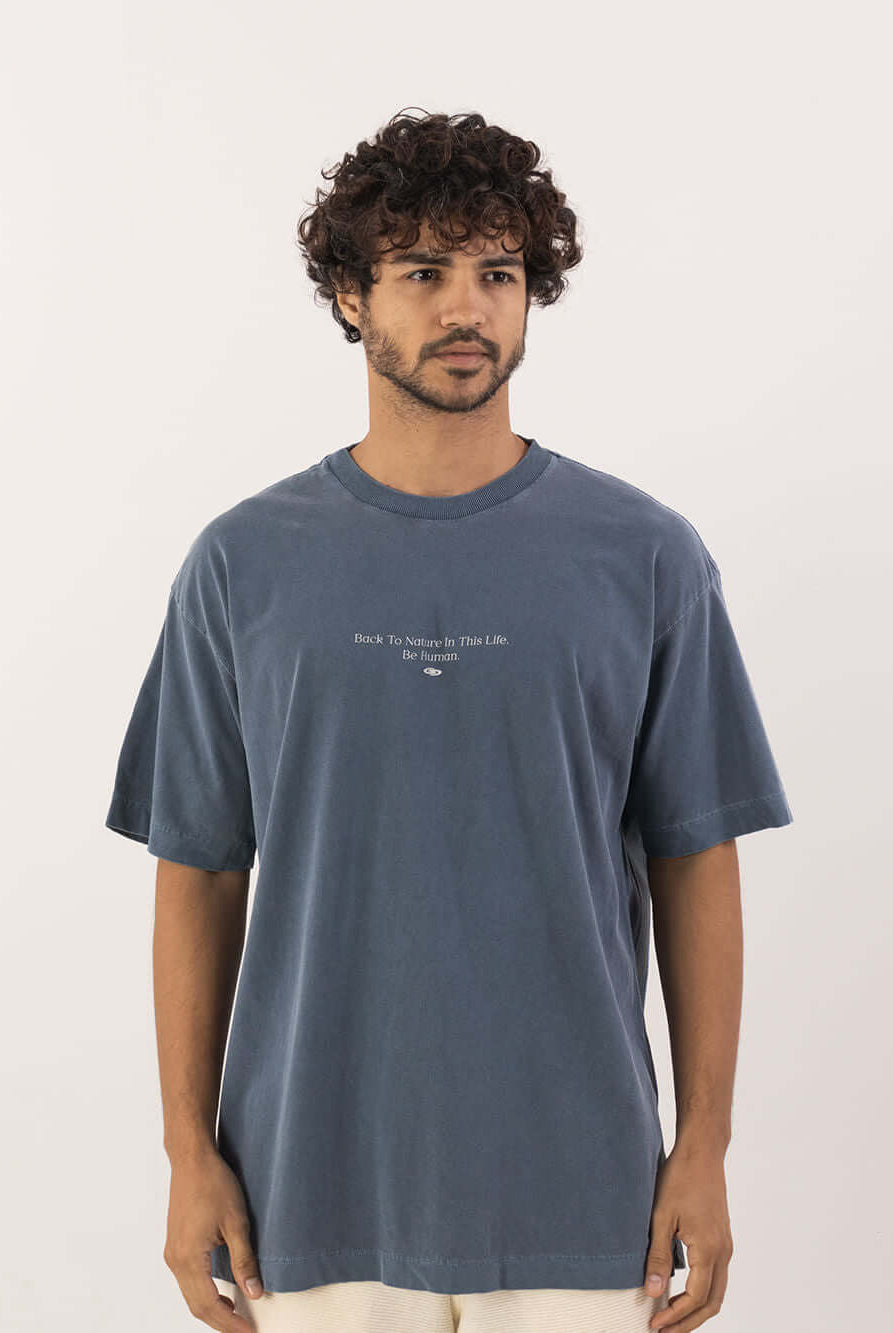 Camiseta oversized Greenish azul marinho, 100% algodão, ideal para o dia a dia com print minimalista.