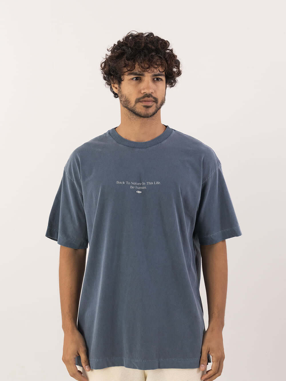 Camiseta oversized Greenish azul marinho, 100% algodão, ideal para o dia a dia com print minimalista.