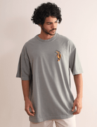 Camiseta Oversized Stone Surf Session - cinza, da marca Greenish, com arte retrô vibrante e estilo oversized em 100% algodão.