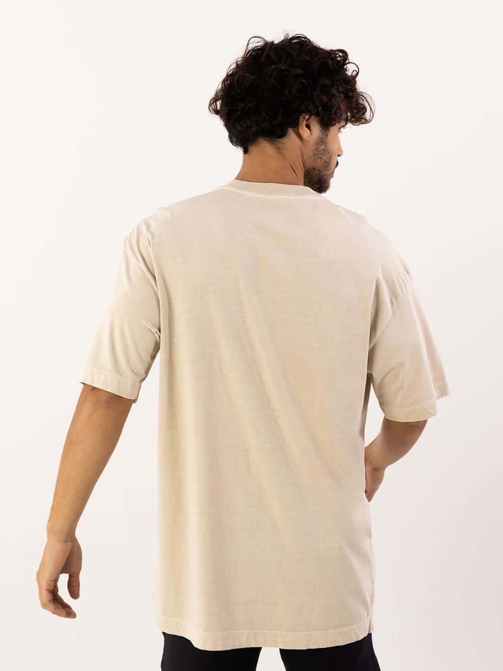 Camiseta oversized Greenish Areia, 100% algodão, confortável e minimalista, ideal para o dia a dia.