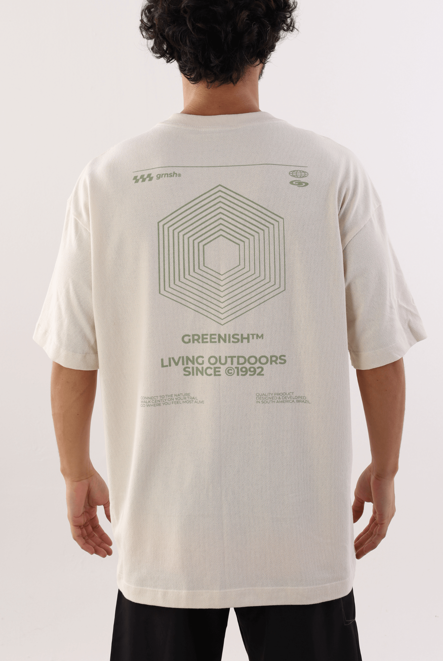 Camiseta Oversized Hexagon Lines Bege Greenish com design geométrico. Estilo casual para um visual moderno e confortável.