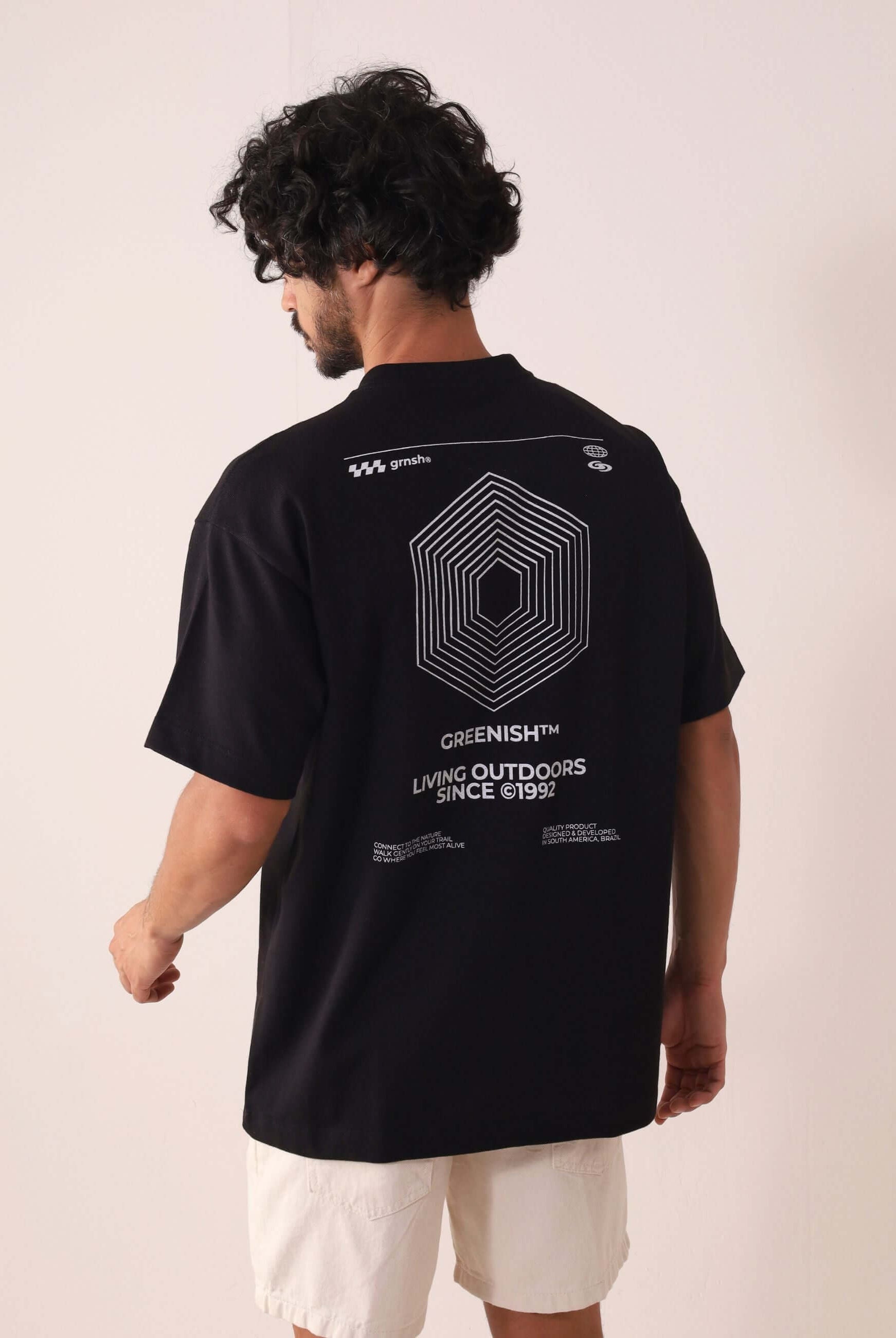 Camiseta Oversized Hexagon Lines - Preto da Greenish em modelo masculino, destacando design leve e funcional com hexágono nas costas.
