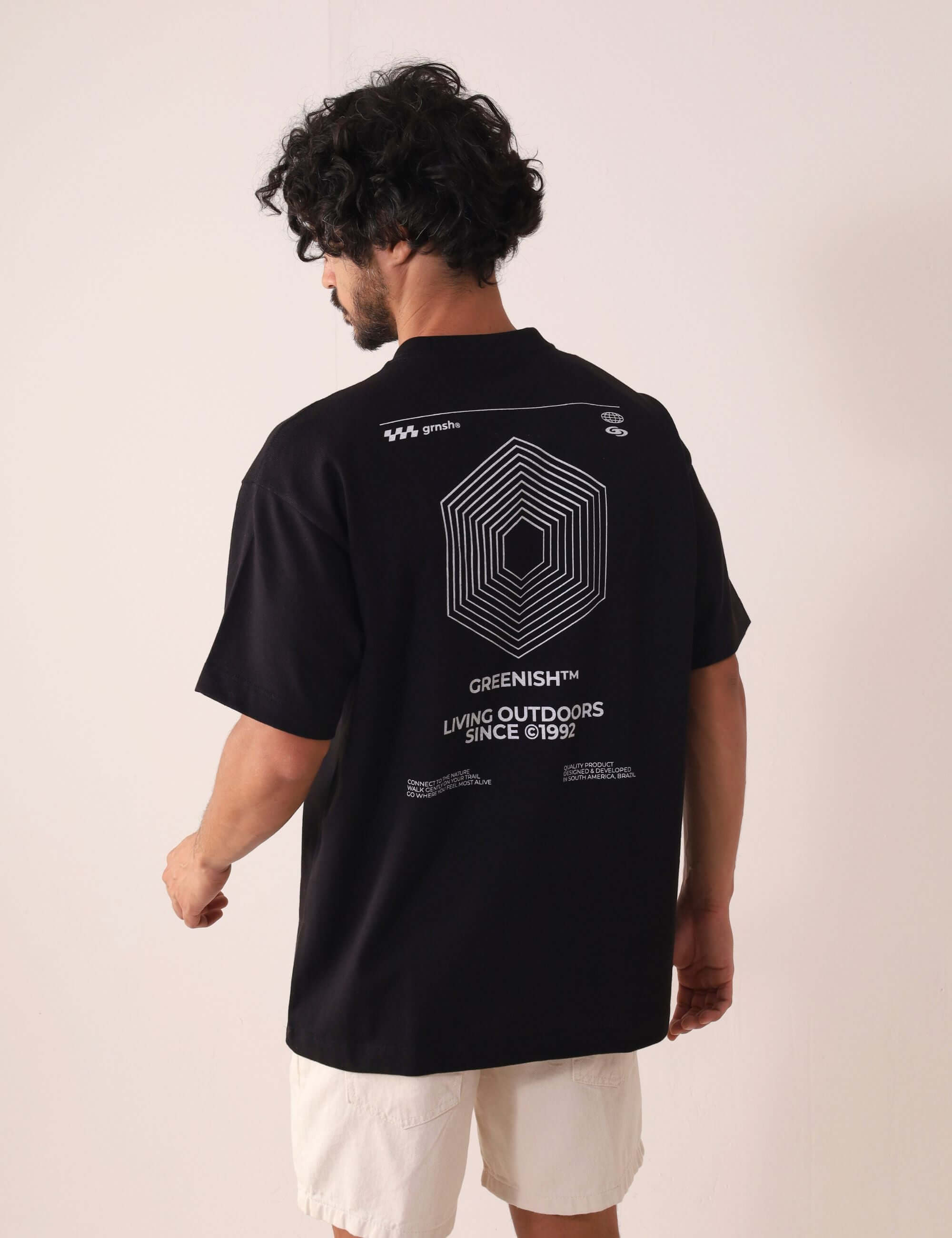 Camiseta Oversized Hexagon Lines - Preto da Greenish em modelo masculino, destacando design leve e funcional com hexágono nas costas.