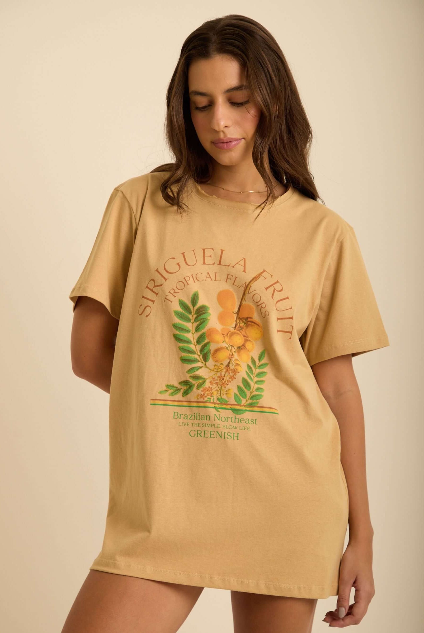 Camiseta oversized Siriguela bege da marca Greenish, com estampa tropical e estilo streetwear.