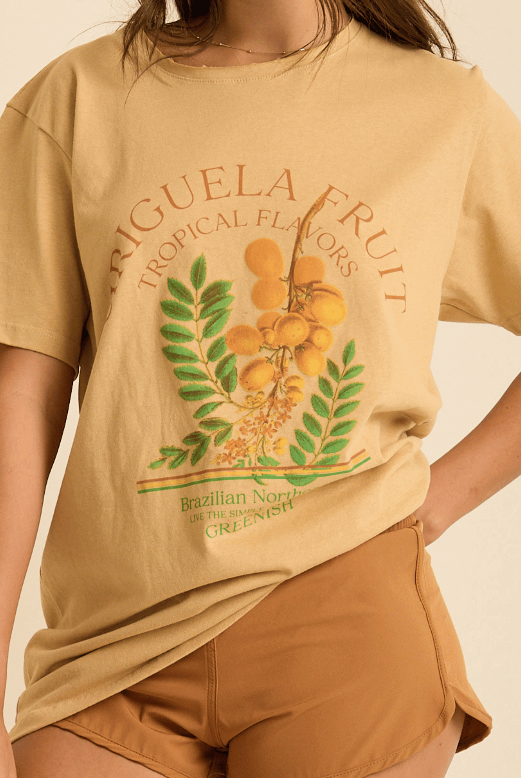 Camiseta oversized Siriguela da Greenish, estampa tropical, conforto e estilo para o seu visual.