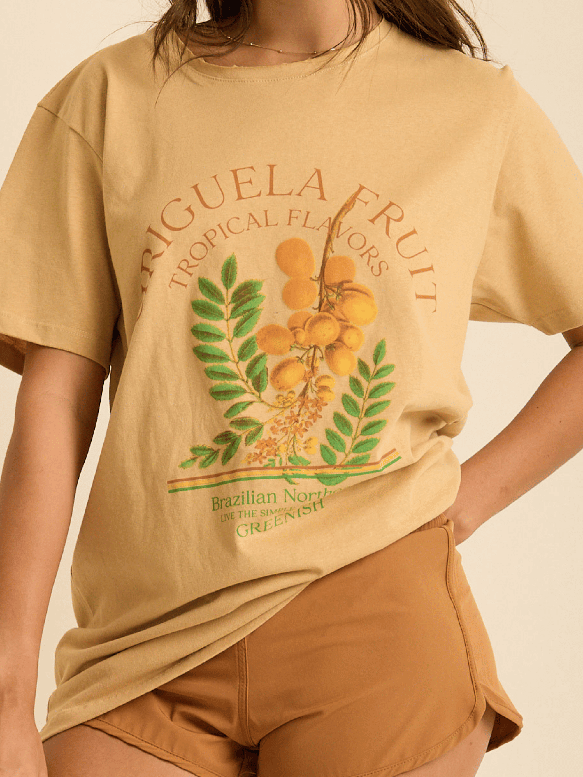 Camiseta oversized Siriguela da Greenish, estampa tropical, conforto e estilo para o seu visual.