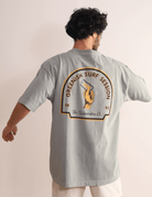Camiseta Oversized Stone Surf Session - cinza da Greenish, estilo retrô, malha 100% algodão, visual desbotado e modelagem oversized.