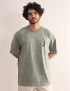 Camiseta Oversized Stone Surf Session - verde da Greenish com design retrô vibrante, modelagem solta em algodão e símbolo de liberdade.