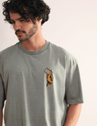 Camiseta Oversized Stone Surf Session - verde da Greenish com estampa retrô, caimento solto e toque macio de malha 100% algodão.