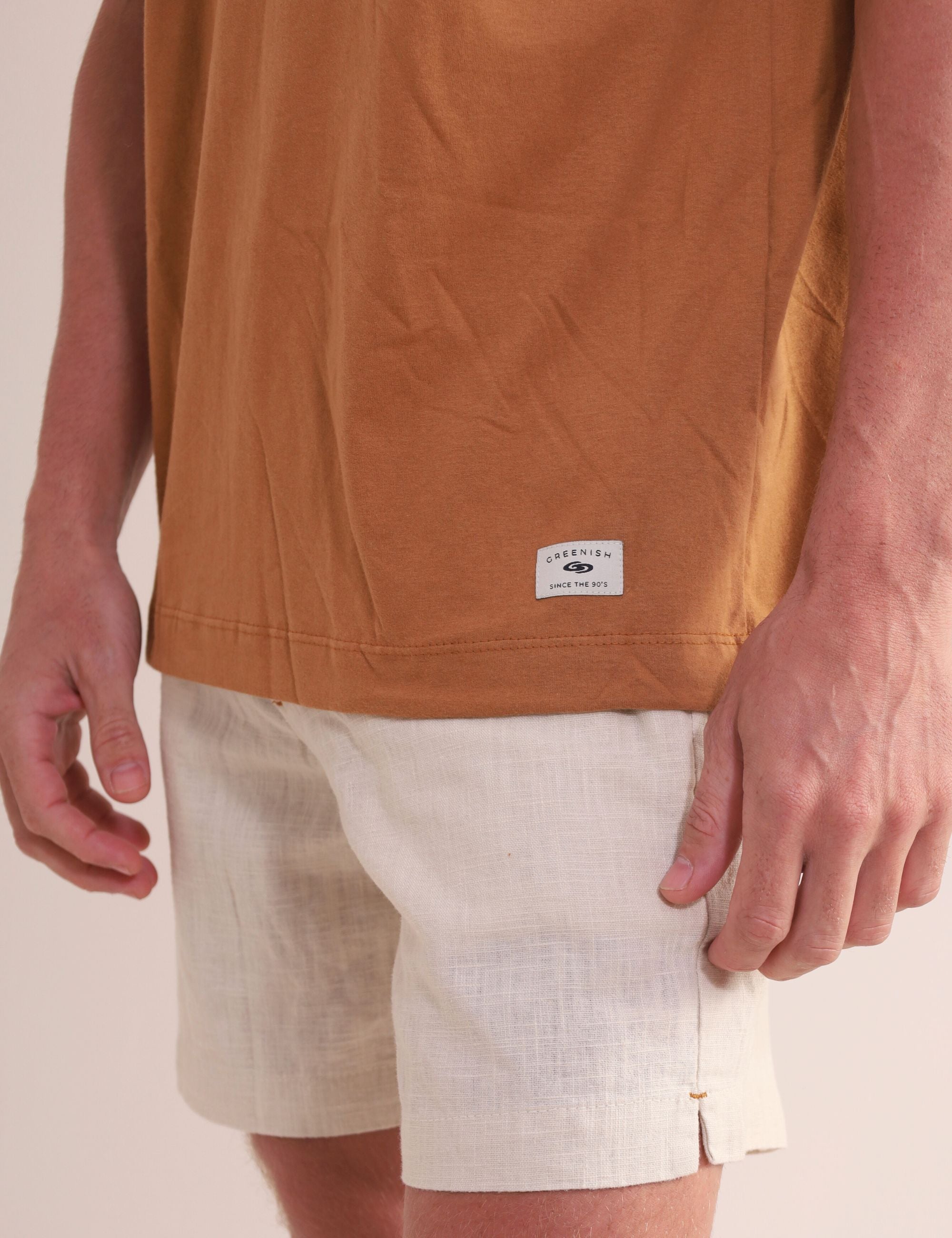 Camiseta Oversized Strong - Amarelo Escuro da Greenish, 100% algodão, design autêntico com gola ribana, ideal para conforto diário.