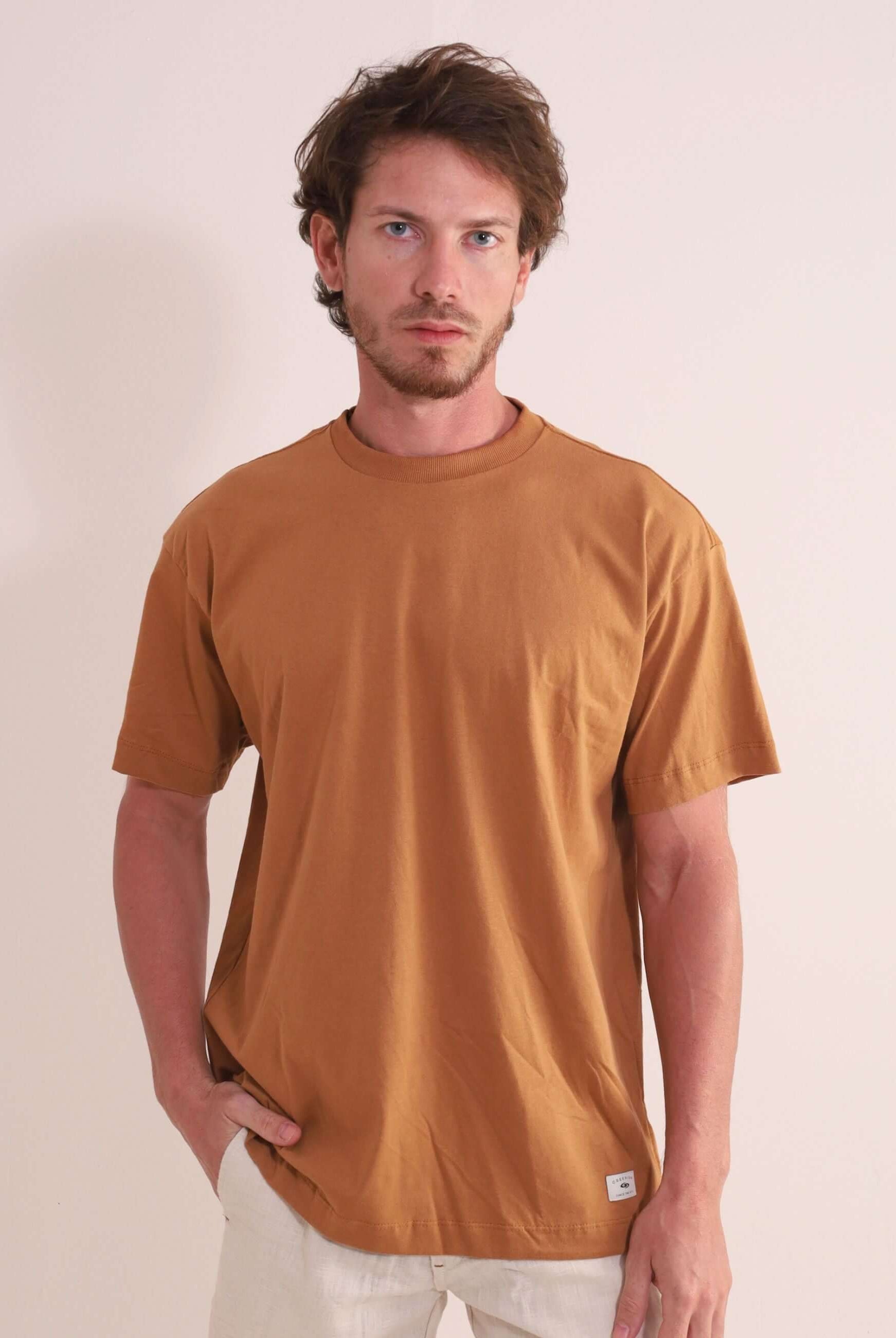 Camiseta Oversized Strong - Amarelo Escuro, malha 100% algodão, gola ribana larga da marca Greenish. Autêntica e confortável.