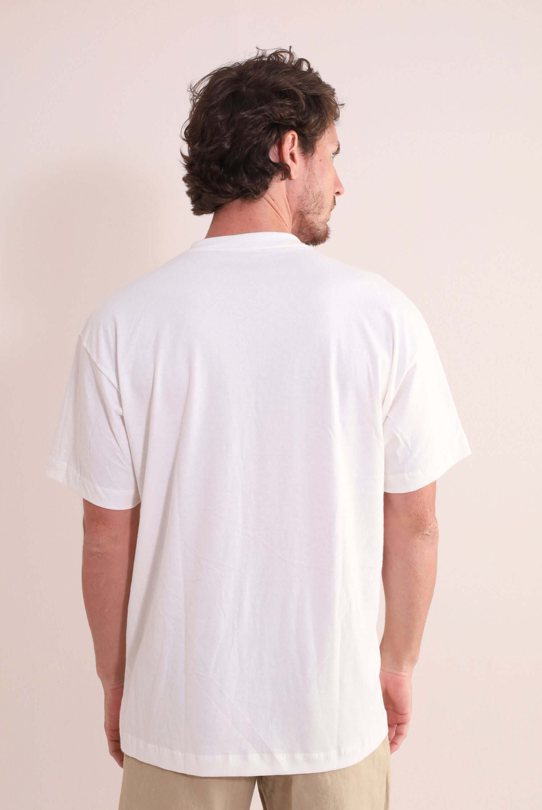 Camiseta Oversized Strong - Off White da Greenish vista de costas, destacando malha 100% algodão e caimento estruturado.