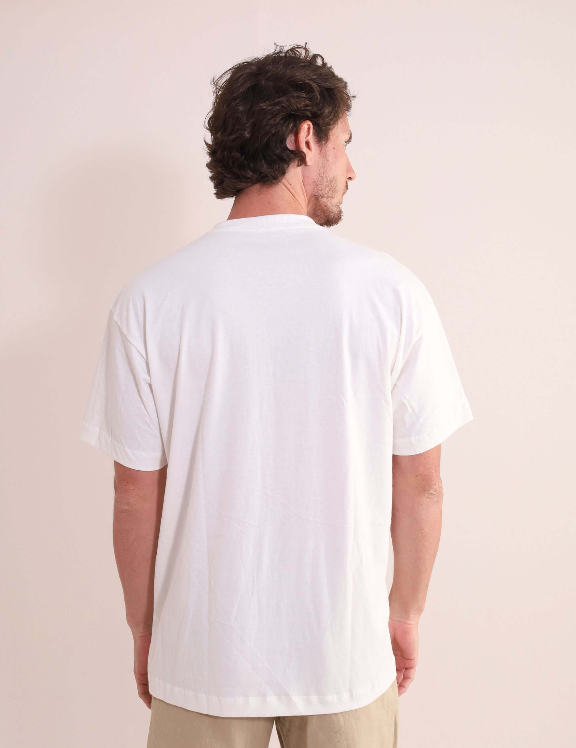 Camiseta Oversized Strong - Off White da Greenish vista de costas, destacando malha 100% algodão e caimento estruturado.