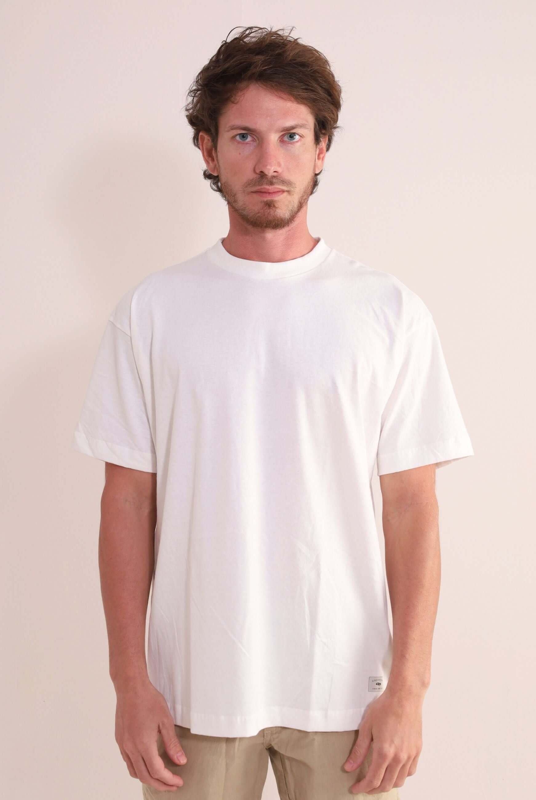Camiseta Oversized Strong - Off White da Greenish, em malha 100% algodão com caimento estruturado e gola ribana larga, estilo autêntico.