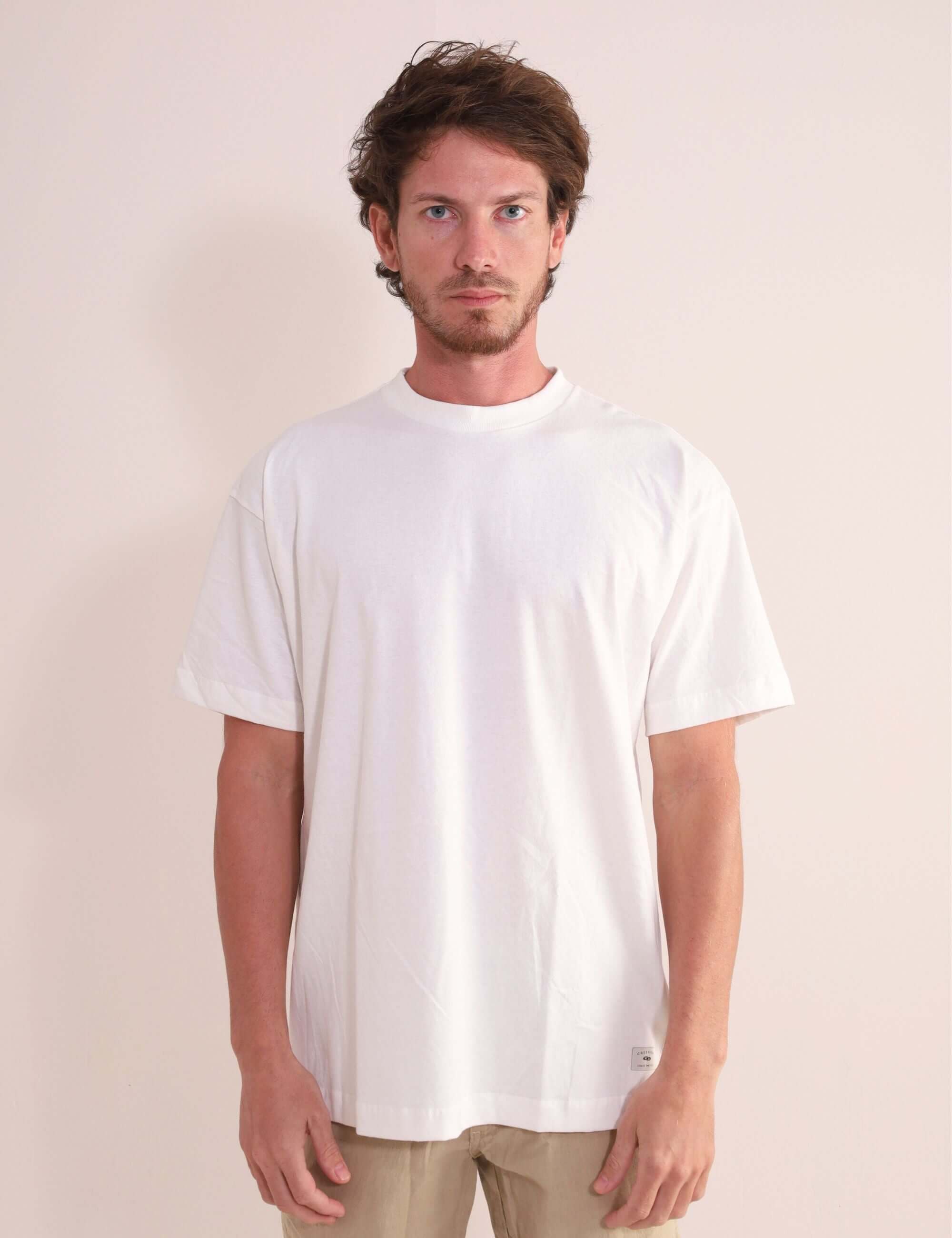 Camiseta Oversized Strong - Off White da Greenish, em malha 100% algodão com caimento estruturado e gola ribana larga, estilo autêntico.