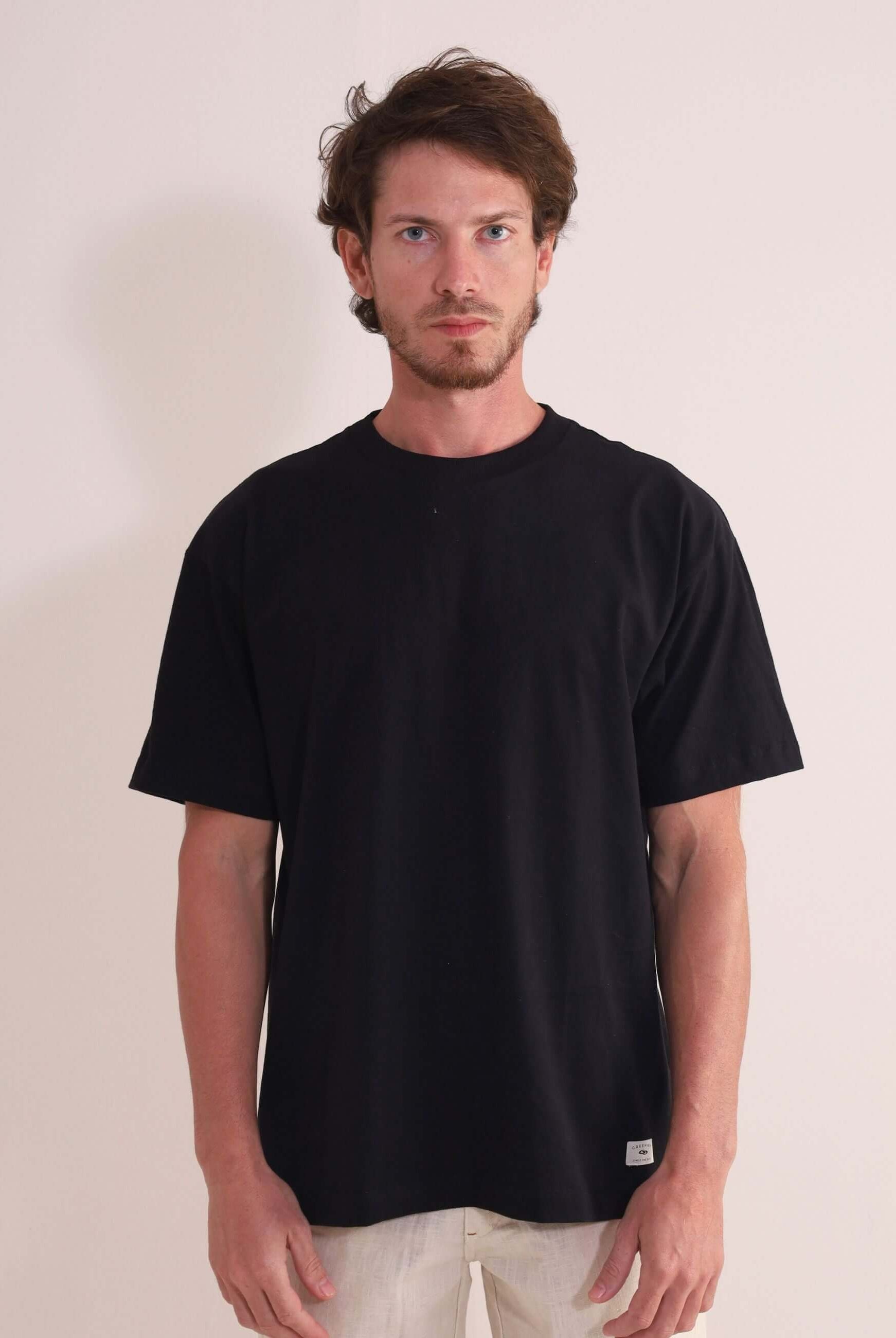 Camiseta Oversized Strong - Preto da marca Greenish, destacando autenticidade e estilo com caimento estruturado e gola ribana larga.