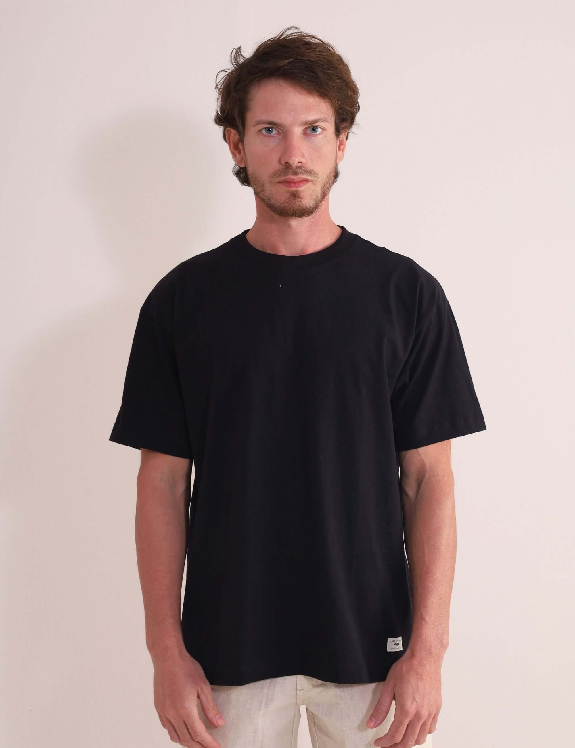 Camiseta Oversized Strong - Preto da marca Greenish, destacando autenticidade e estilo com caimento estruturado e gola ribana larga.