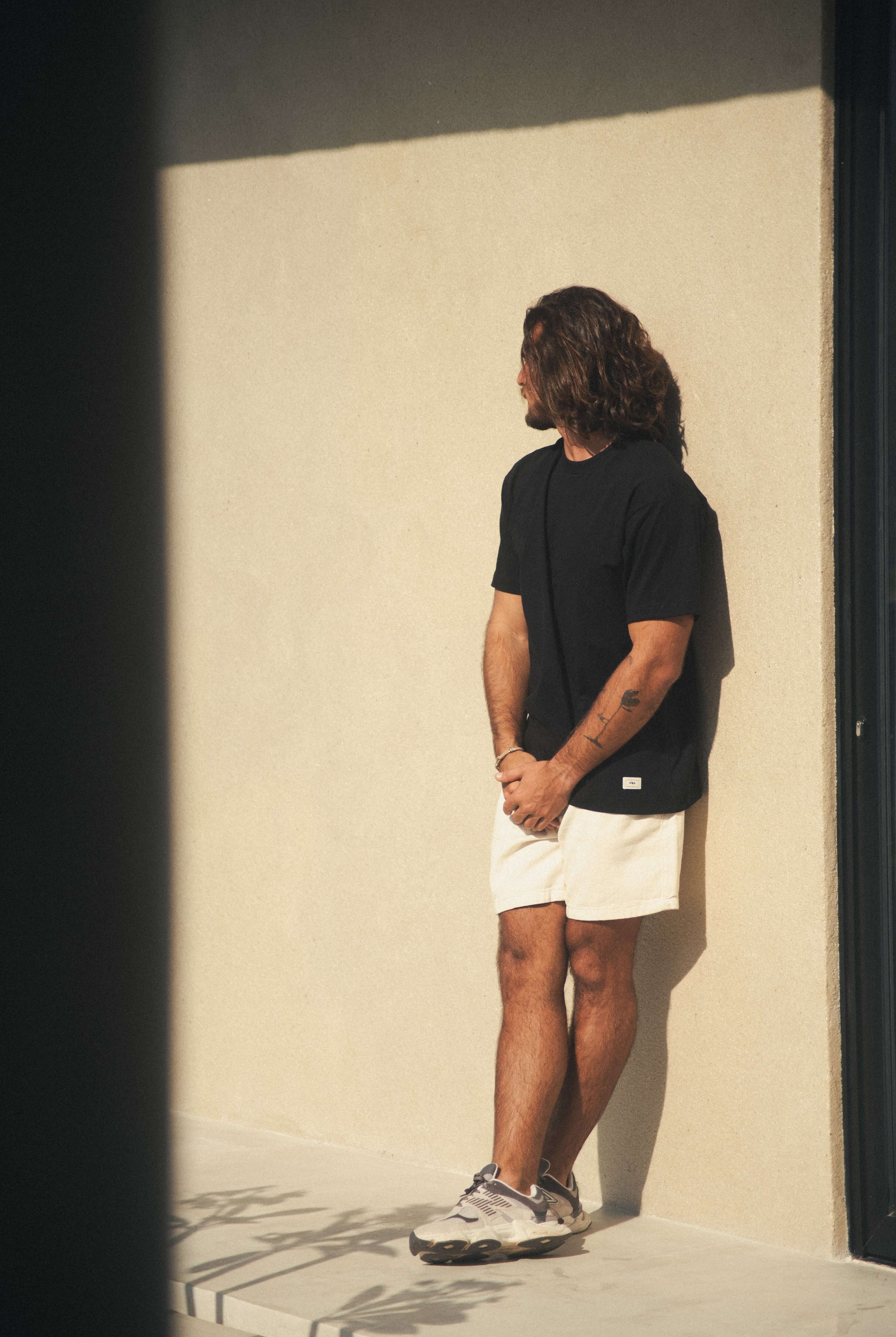 Homem usando Camiseta Oversized Strong - Preto da marca Greenish, destacando conforto e autenticidade em malha 100% algodão.