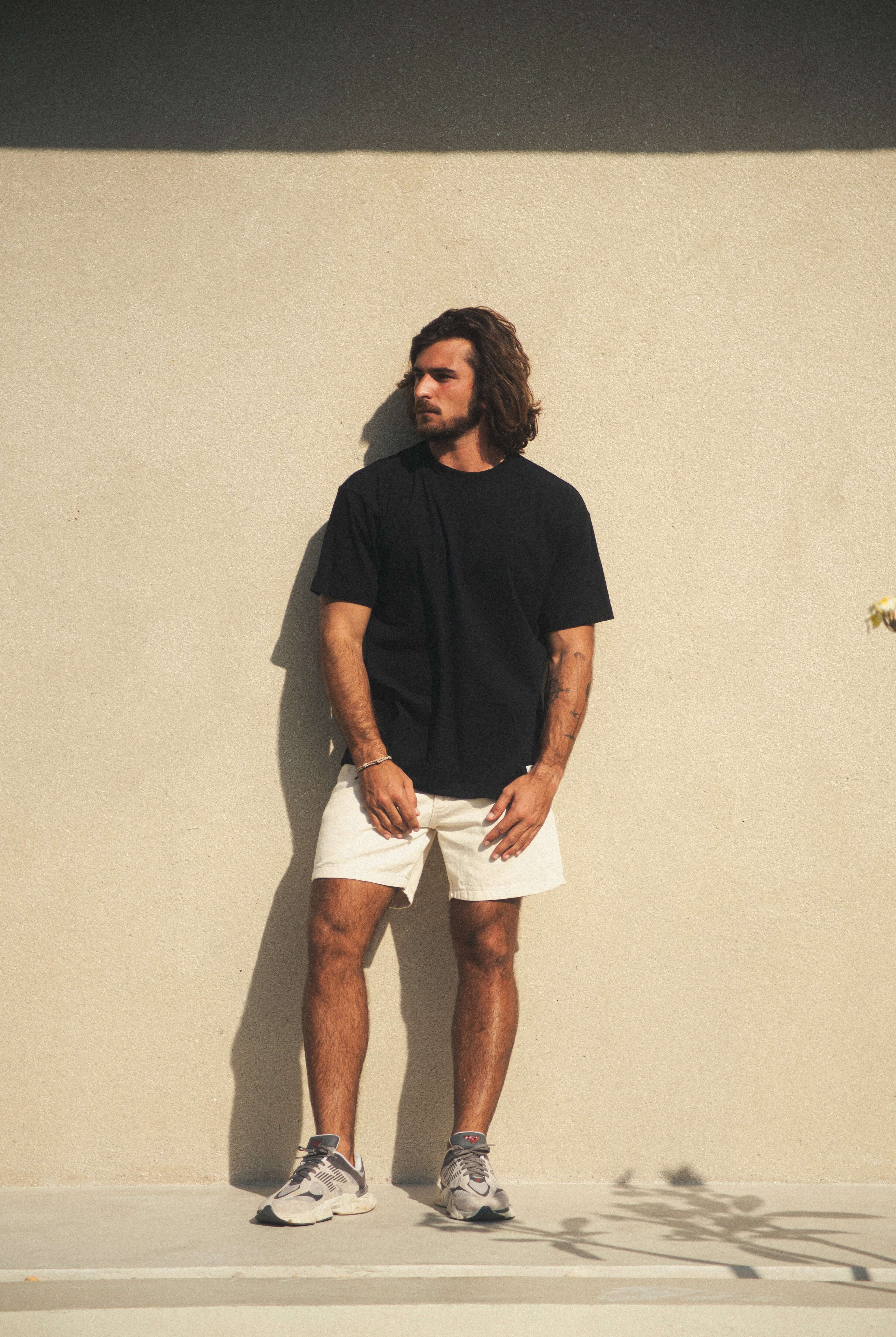 Homem vestindo Camiseta Oversized Strong - Preto da Greenish, com estilo urbano e conforto, ideal para ambientes urbanos e ao ar livre.