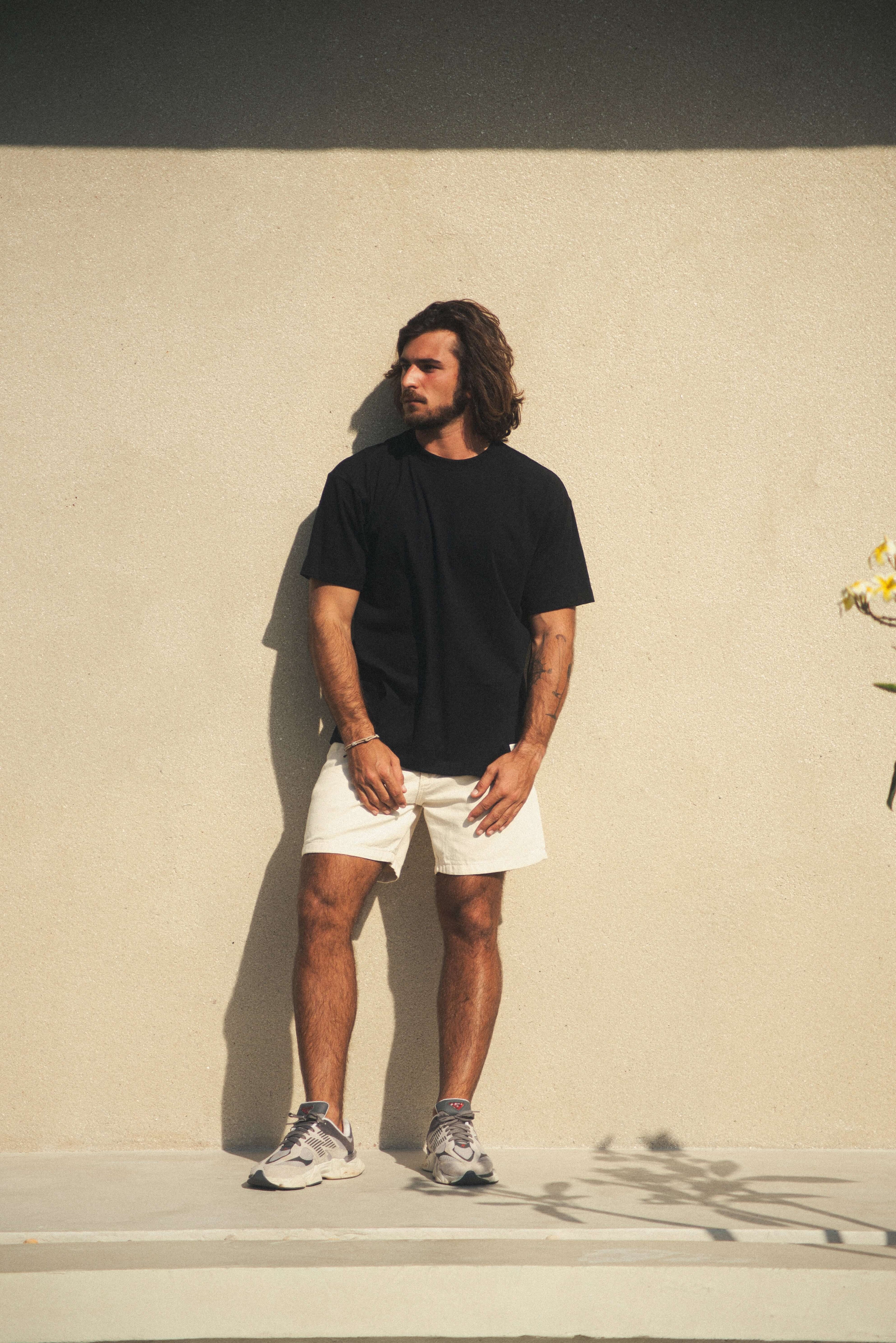 Homem vestindo Camiseta Oversized Strong - Preto da Greenish, com estilo urbano e conforto, ideal para ambientes urbanos e ao ar livre.