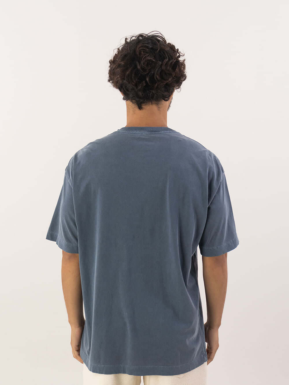 Camiseta oversized Greenish azul marinho vista posterior, feita em 100% algodão, estilo minimalista.