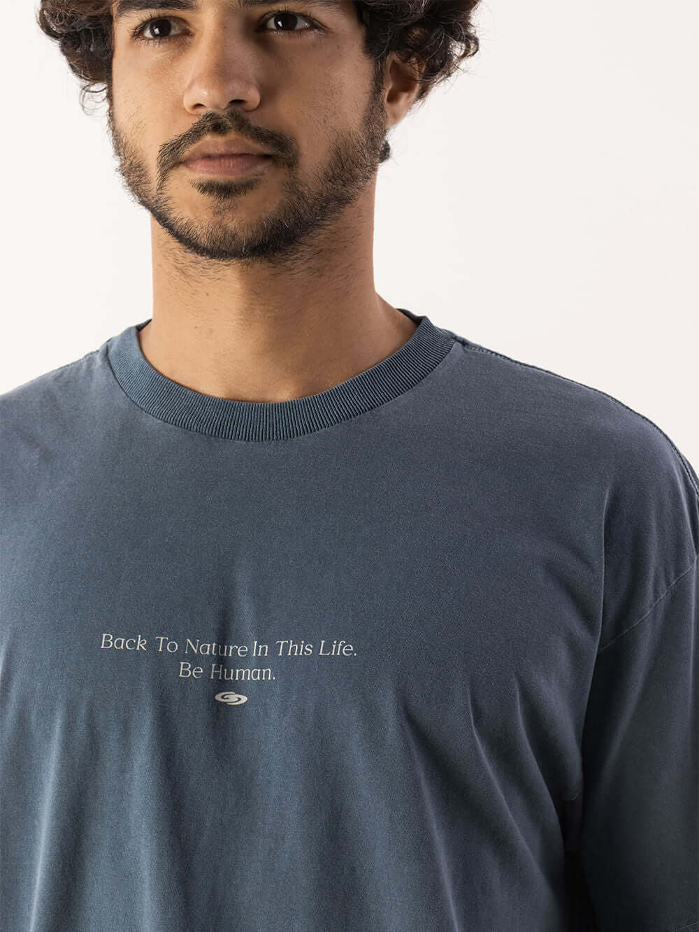 Camiseta oversized Greenish azul com estampa inspiradora 'Back To Nature In This Life'.