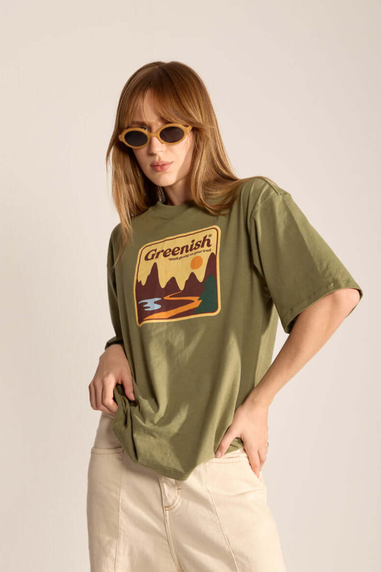 Camiseta Oversized Walk Gently da Greenish em verde, com estampa de montanhas e estilo descontraído.
