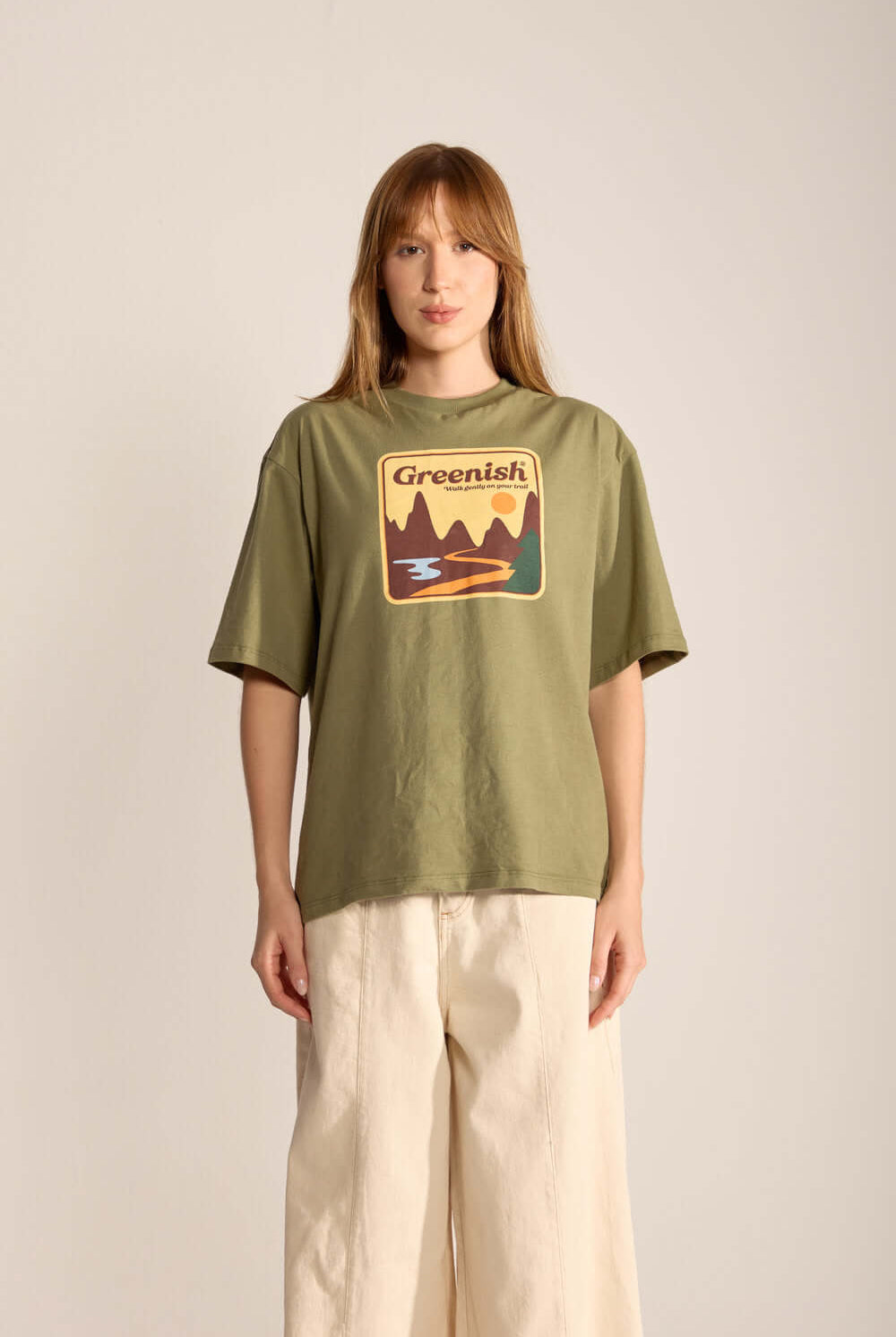 Camiseta Oversized Walk Gently verde da Greenish com estampa de montanhas e trilhas, perfeita para um estilo natureba.