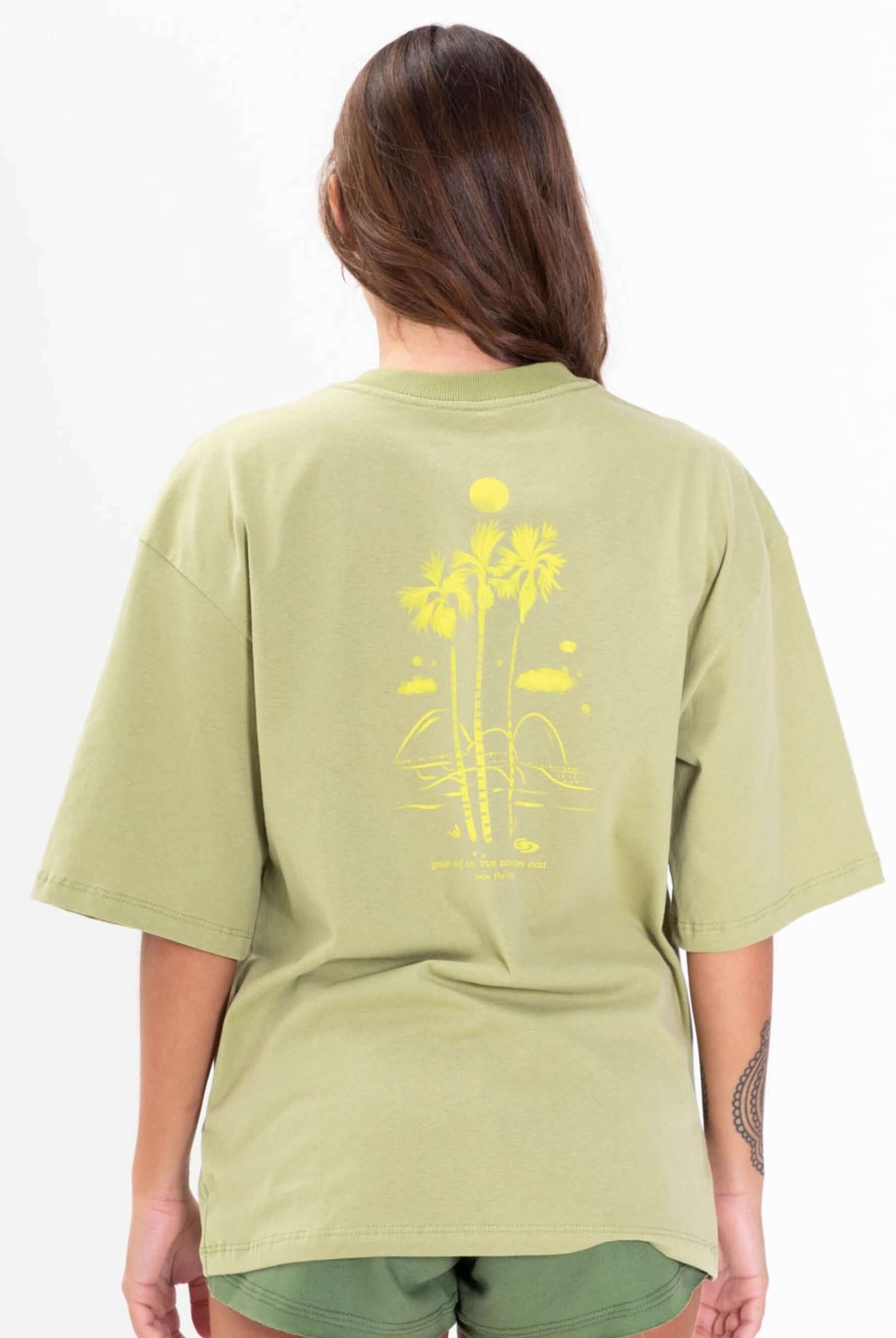 Camiseta oversized verde da Greenish com estampa colorida de palmeiras nas costas.