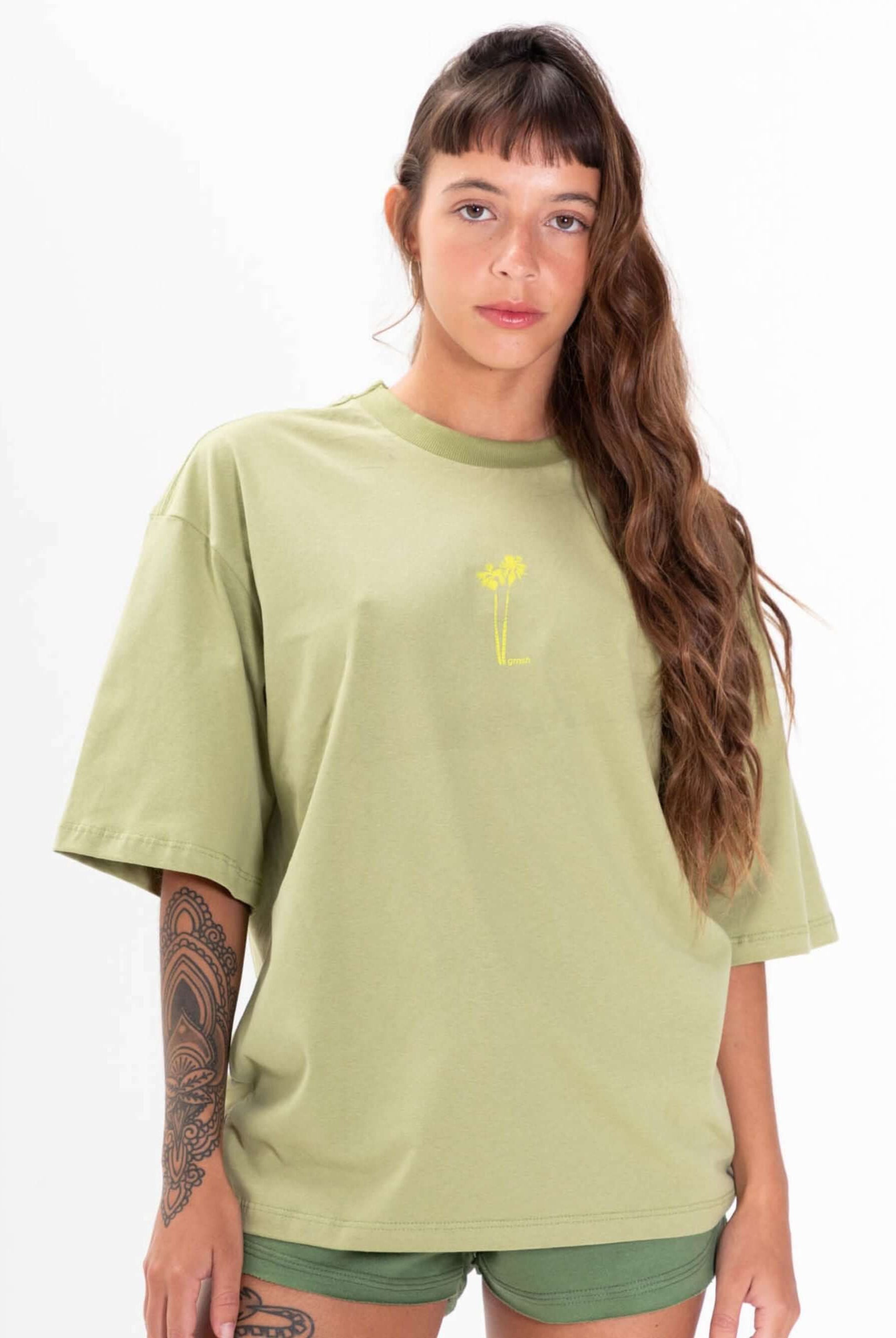 Camiseta oversized verde com estampa de palmeiras em aquarela da marca Greenish, perfeita para um estilo casual.