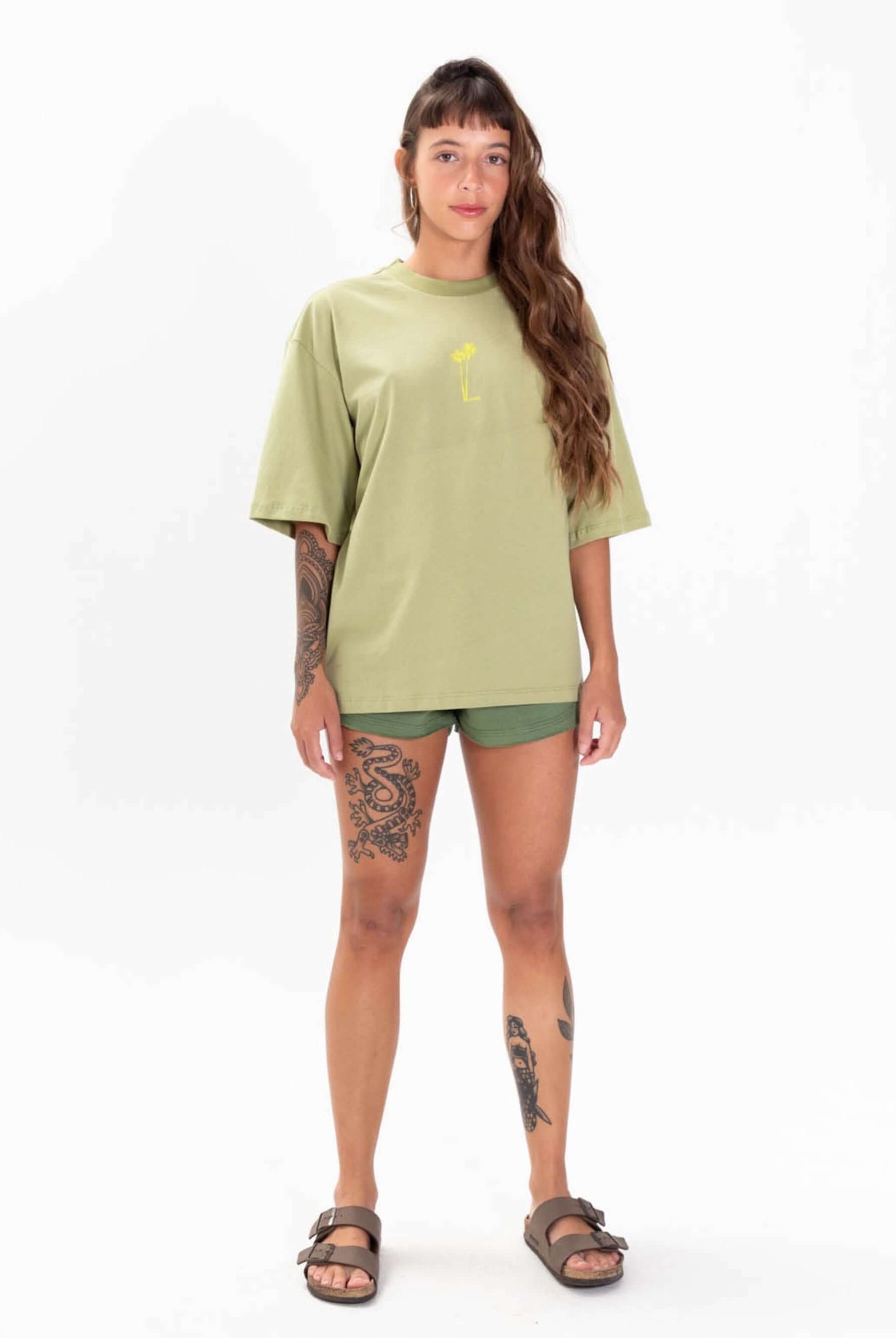 Camiseta oversized verde da Greenish com estampa de palmeiras em aquarela, estilo moderno e confortável.