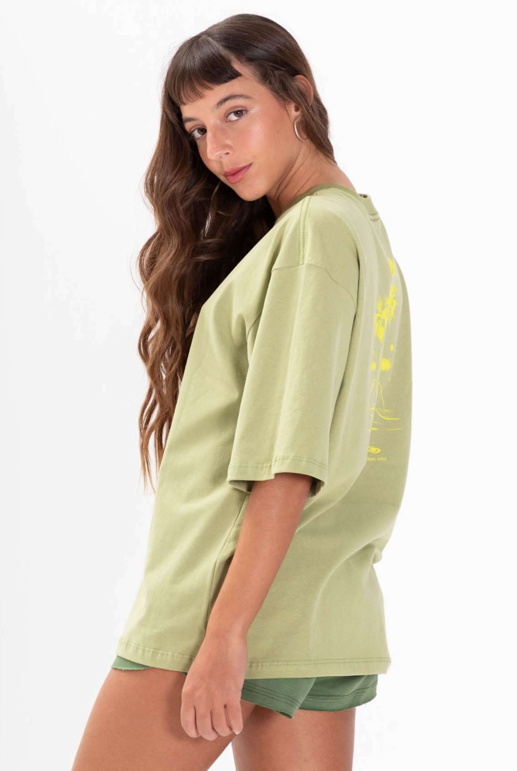 Camiseta oversized verde com estampa de palmeiras aquareladas da marca Greenish, ideal para um look casual e confortável.