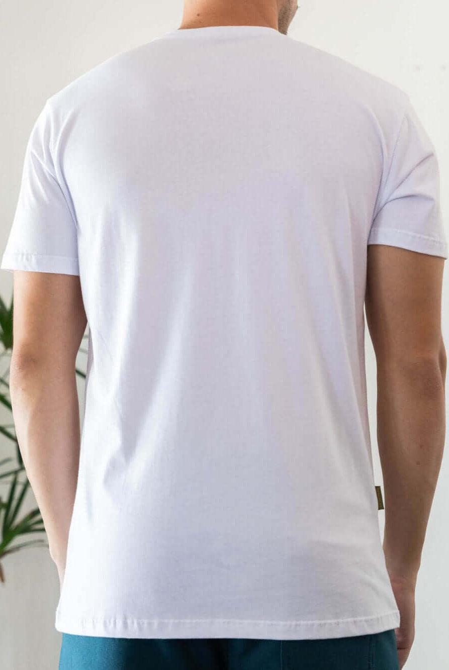 Camiseta branca minimalista da Greenish, modelo clássico, tecido 100% algodão sustentável, vista traseira.