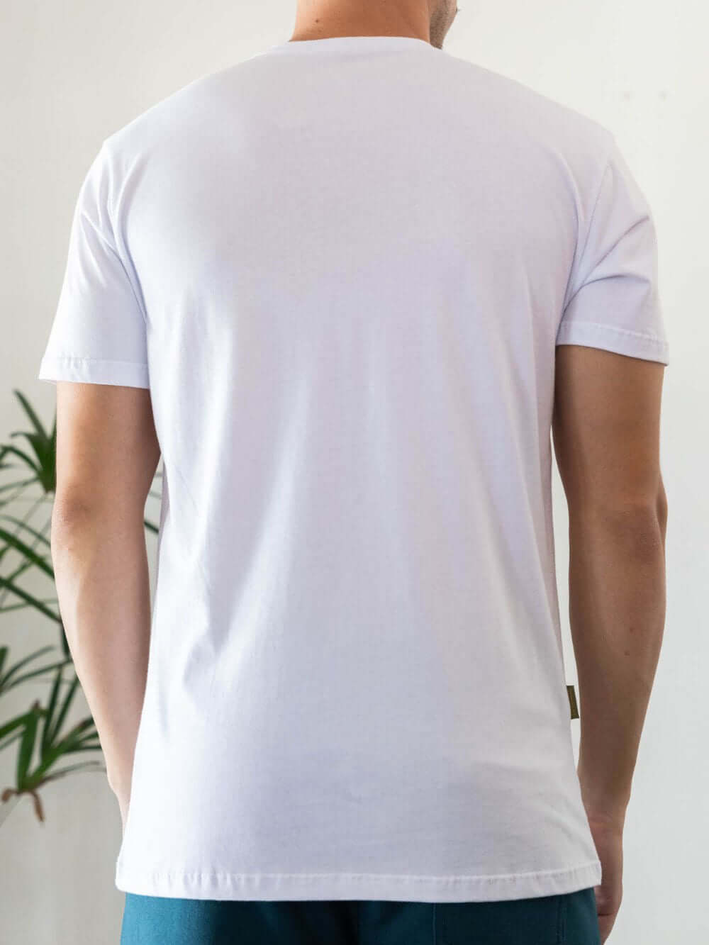 Camiseta branca minimalista da Greenish, modelo clássico, tecido 100% algodão sustentável, vista traseira.
