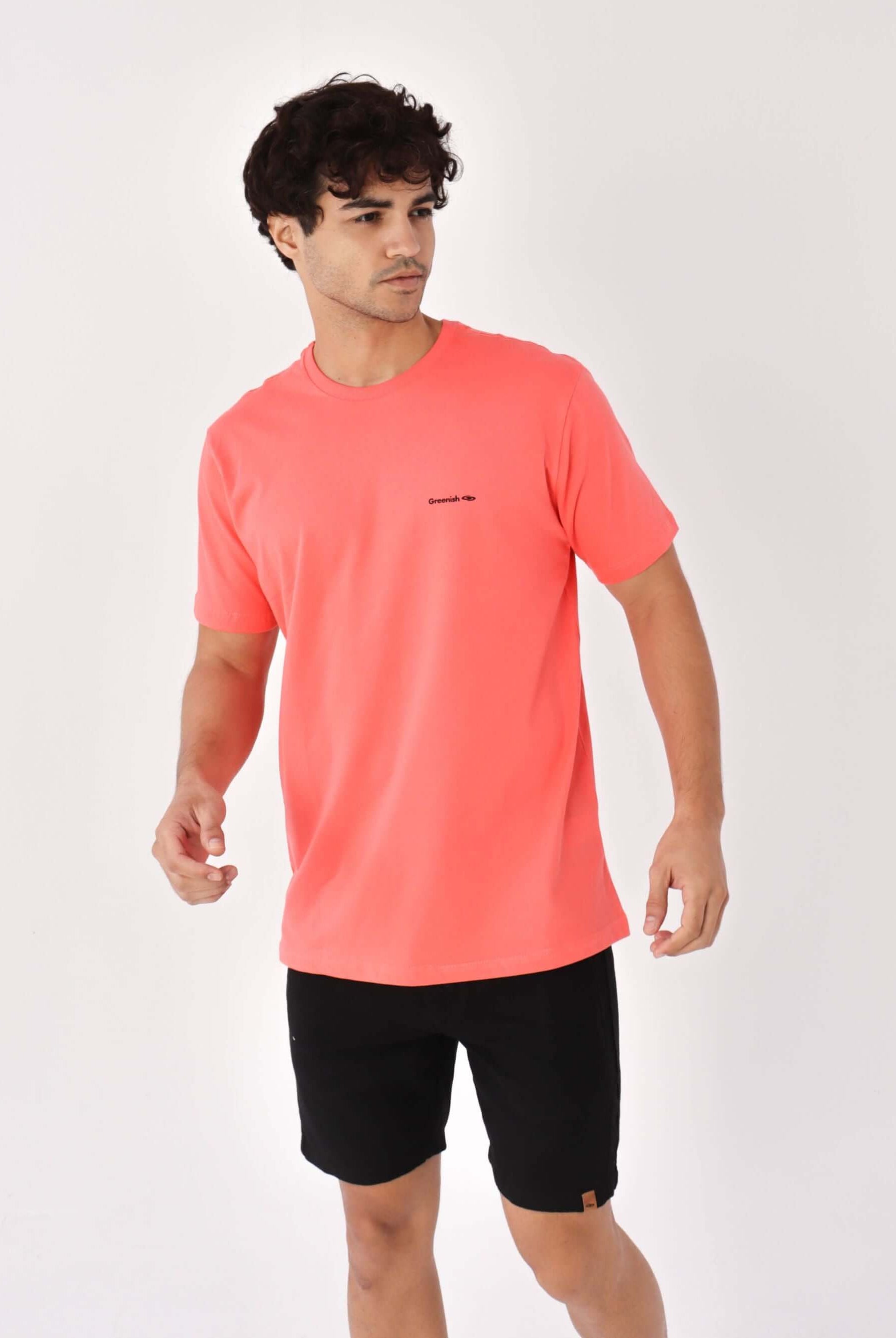 Camiseta Coral Small Logo da Greenish, modelo clássico em 100% algodão sustentável, com caimento perfeito.