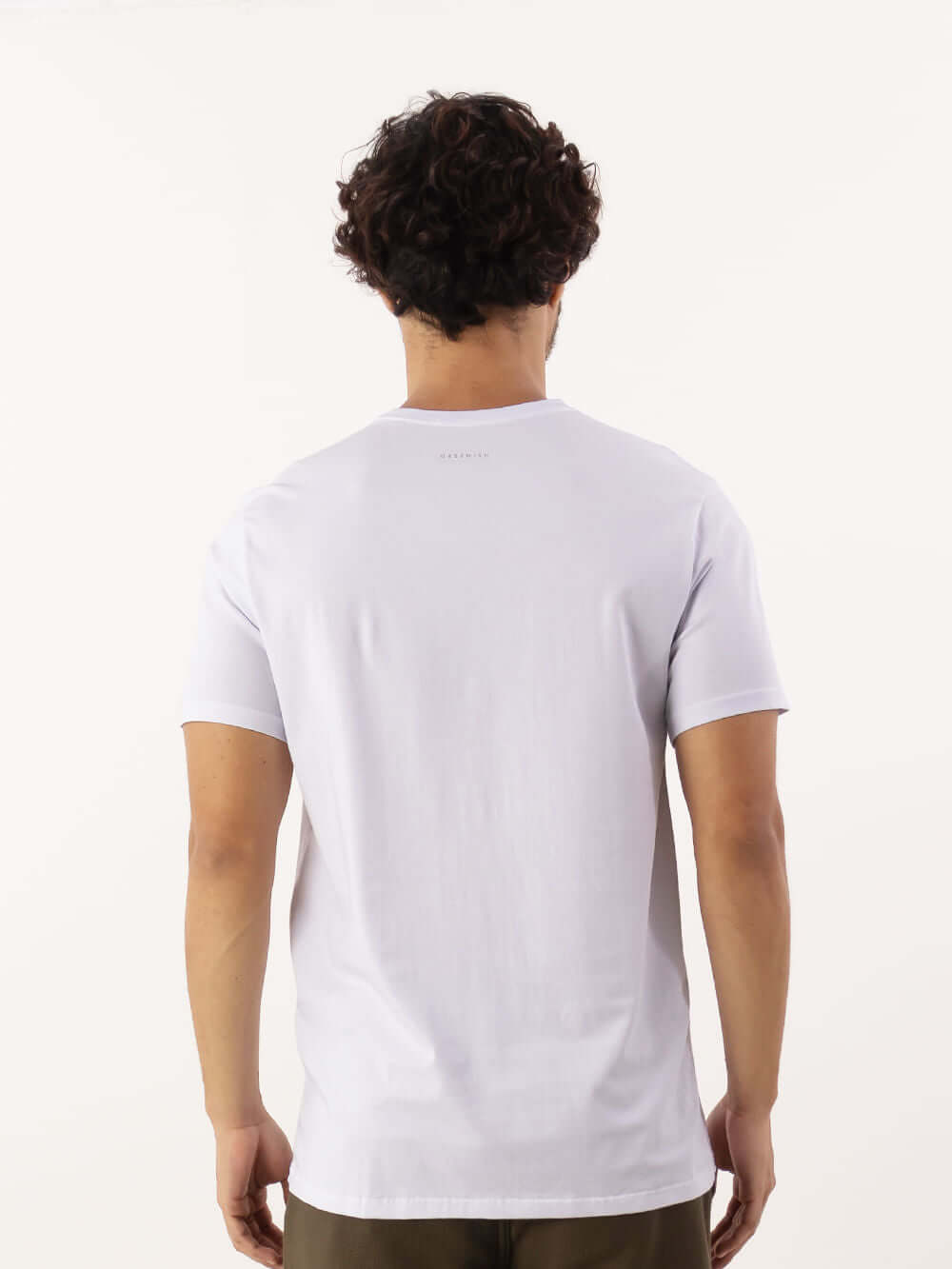 Camiseta Pima Essential branca da Greenish, vista de costas, material leve e confortável.