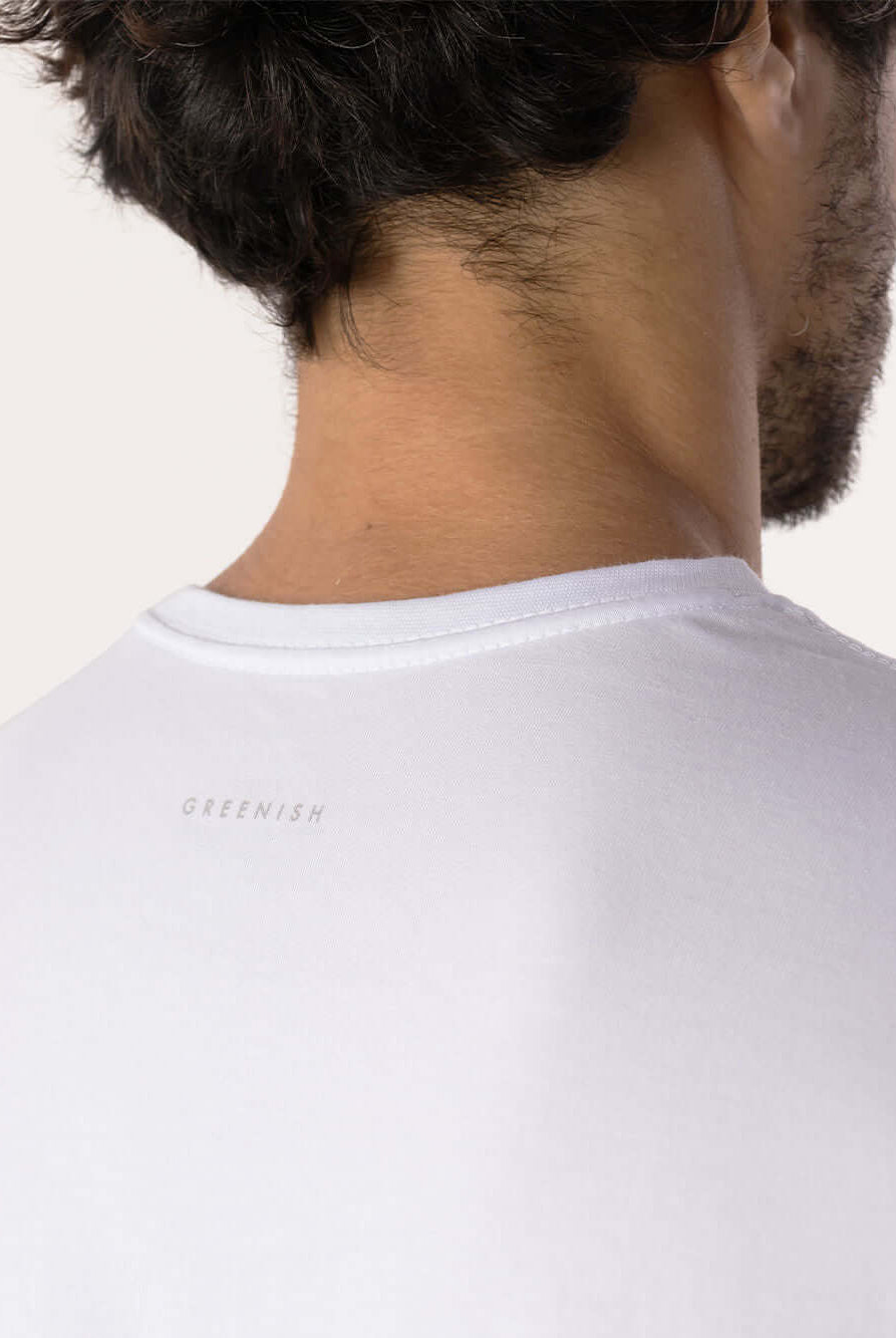 Detalhe da parte de trás da camiseta branca Pima Essential da Greenish, mostrando a etiqueta delicada.