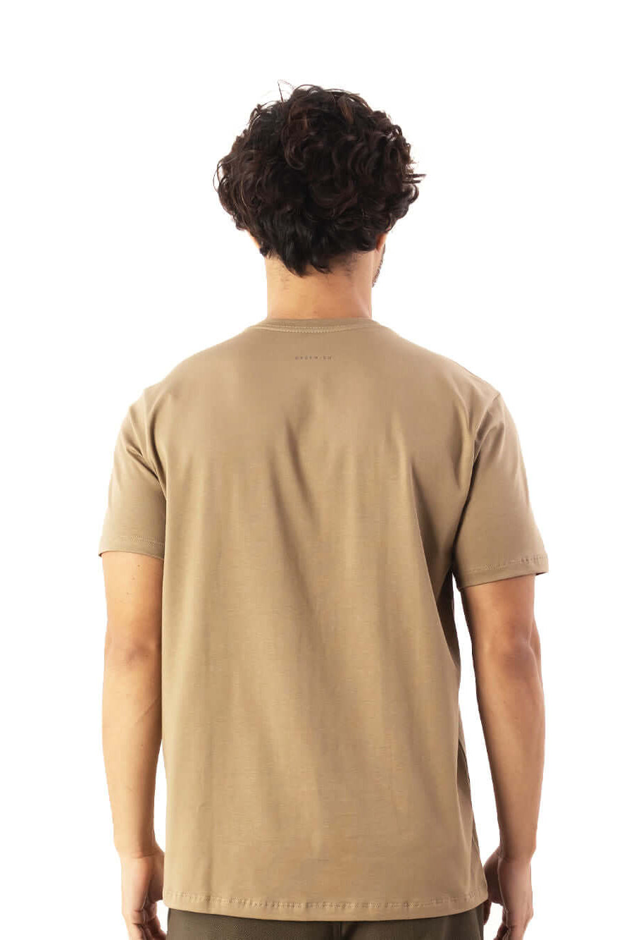 Camiseta Pima Essential da Greenish na cor caqui, vista de trás, confeccionada em algodão Pima de alta qualidade.