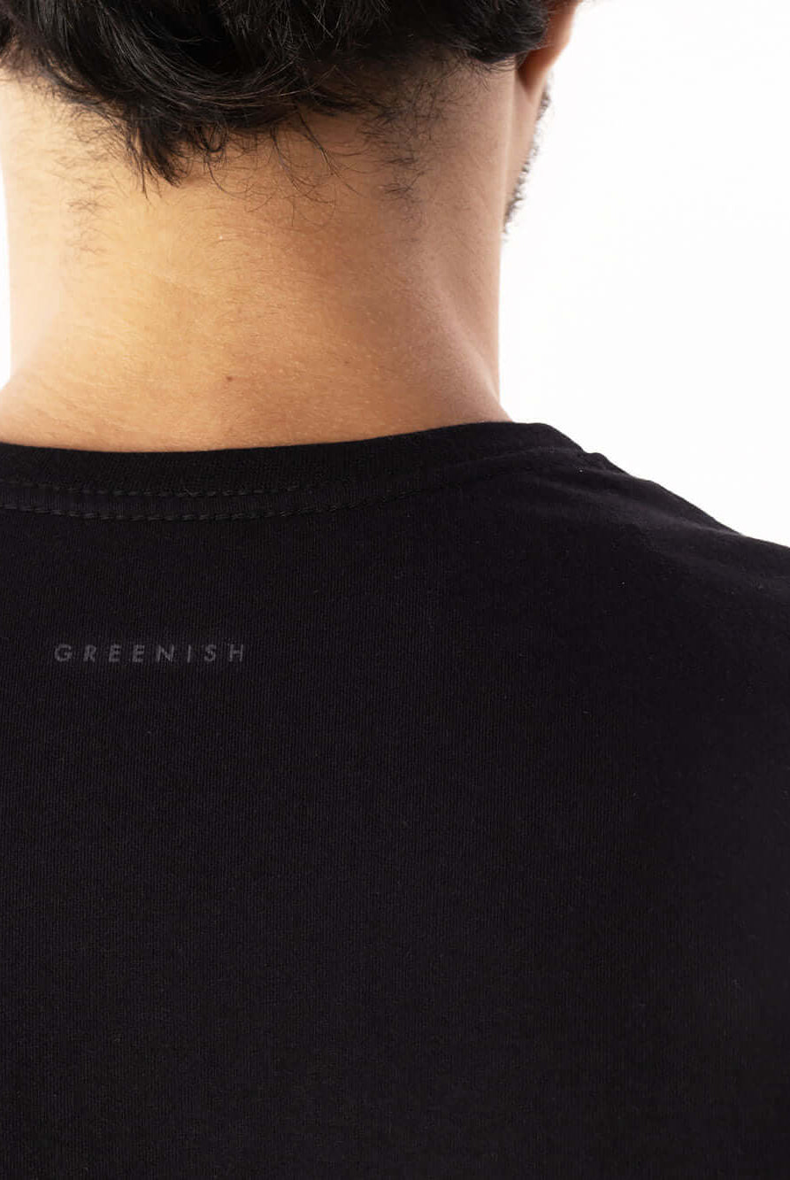 Camiseta Pima Essential preta da Greenish, detalhe das costas com logo visível.