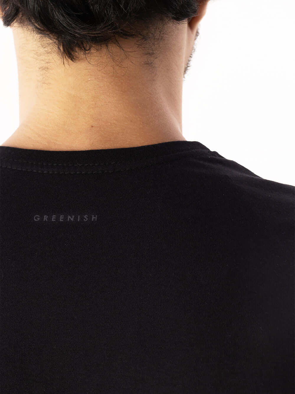 Camiseta Pima Essential preta da Greenish, detalhe das costas com logo visível.
